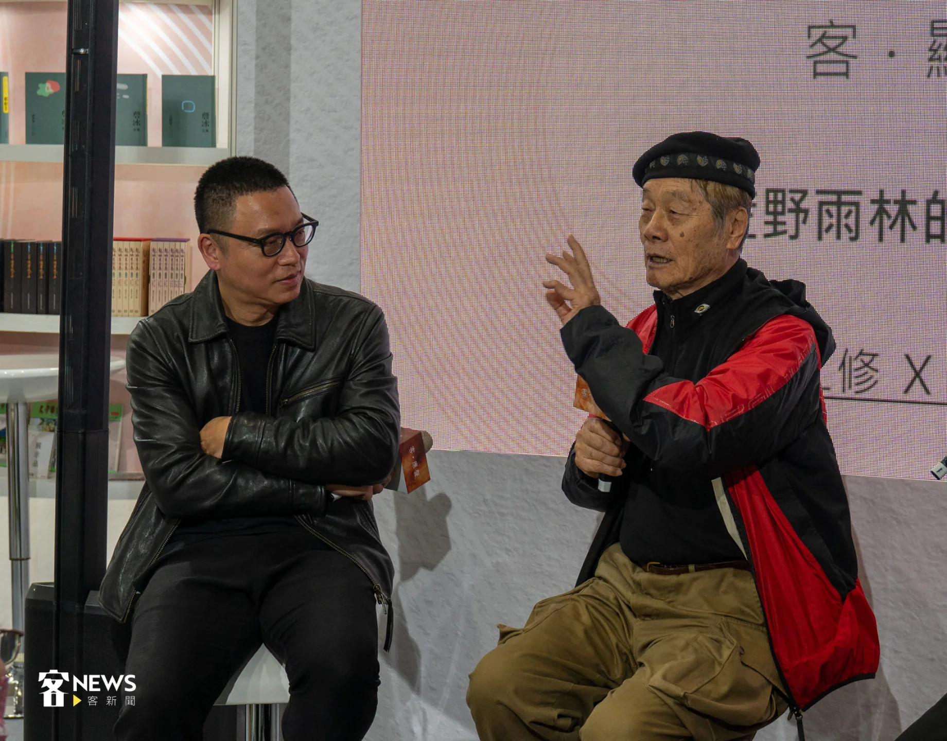 客家特別貢獻獎得主徐仁修（右）、《我在荒野做了一場夢》紀錄片導演沈可尚（左）6日在客家館分享兩人相識及紀錄片拍攝花絮。李宥妍攝