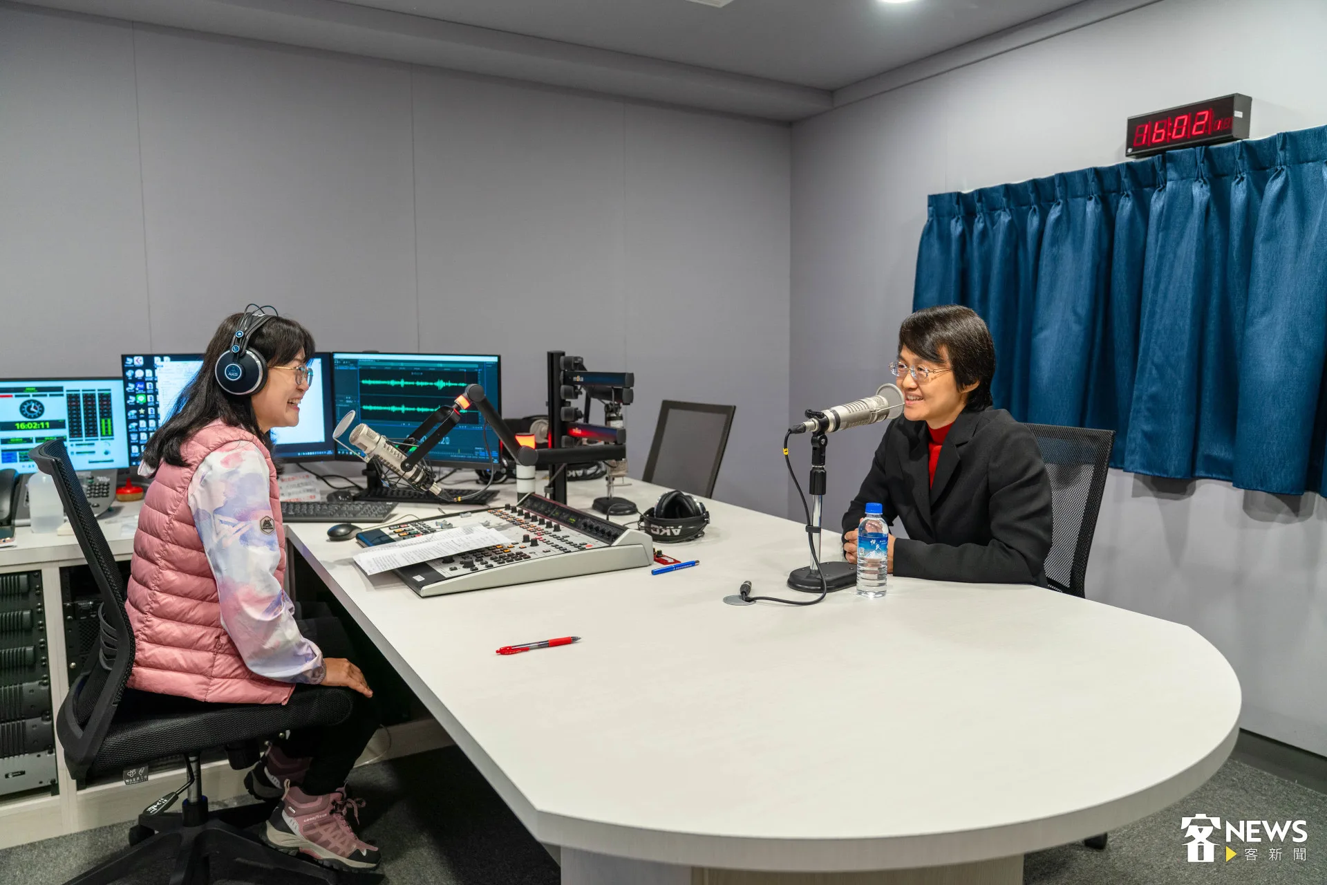 客家委員會主委古秀妃（右）今（6）天下午赴講客廣播電臺，接受《Good morning！Hakka！》節目主持人宋菁玲（左）專訪。范修語攝