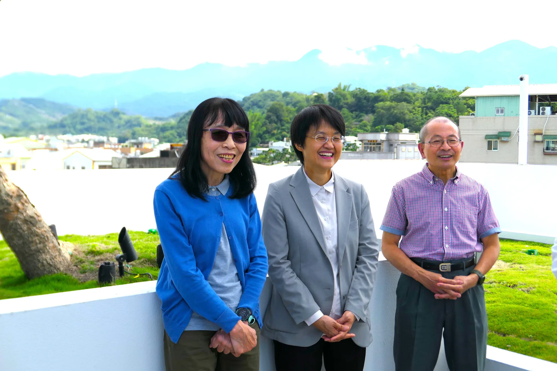古秀妃日前在許景堂與李碧虹帶領下，參觀許良宇圖書館。客家委員會提供