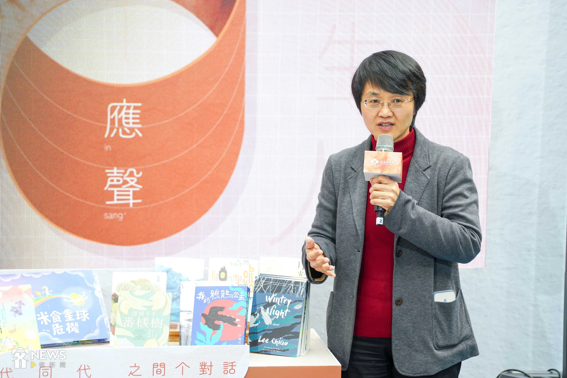 客委會主委古秀妃在書展客家館介紹七本客語文新書。范修語攝