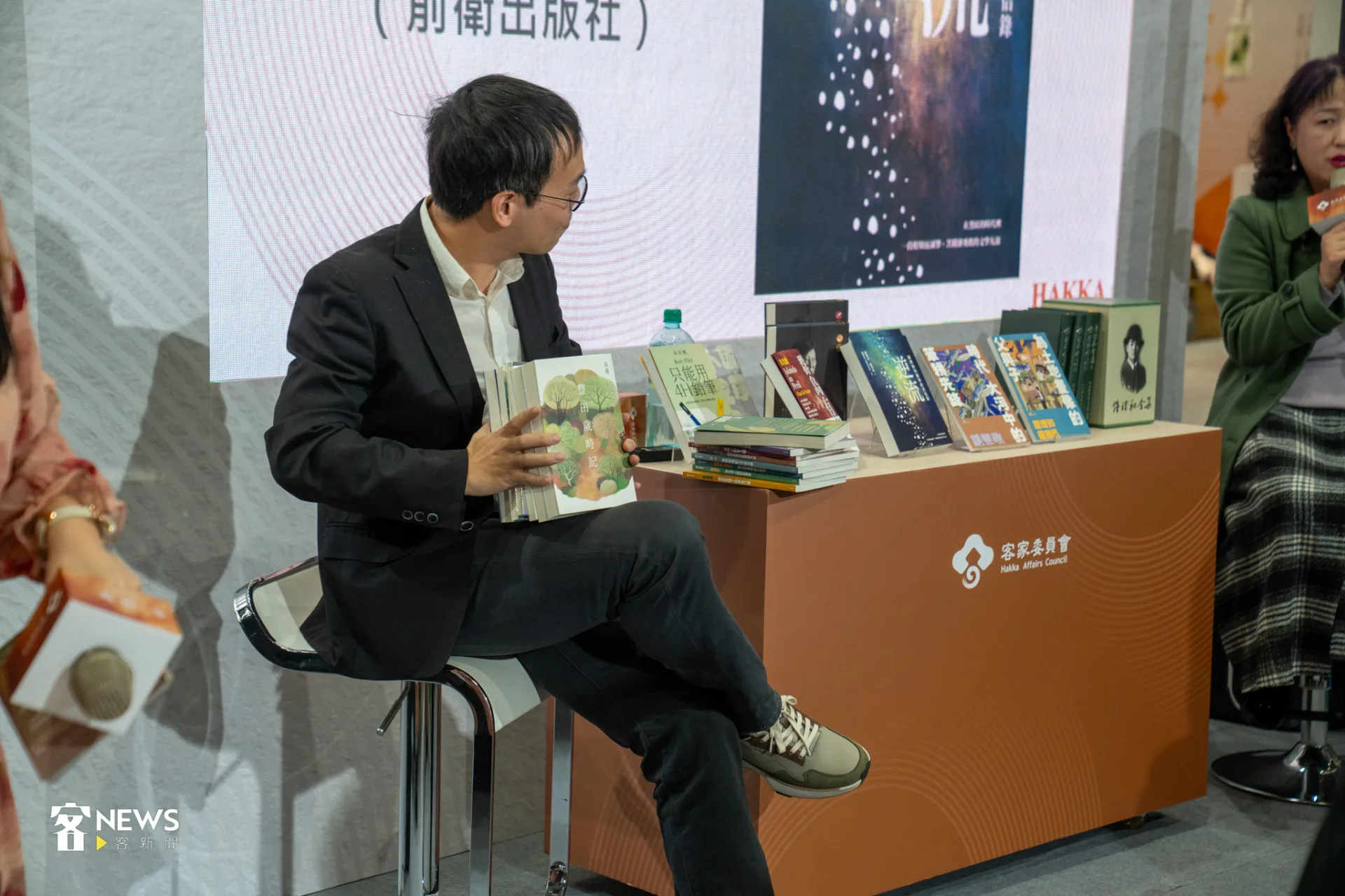 朱宥勳推薦客家委員會和鏡文學合作的客家七書。李宥妍攝