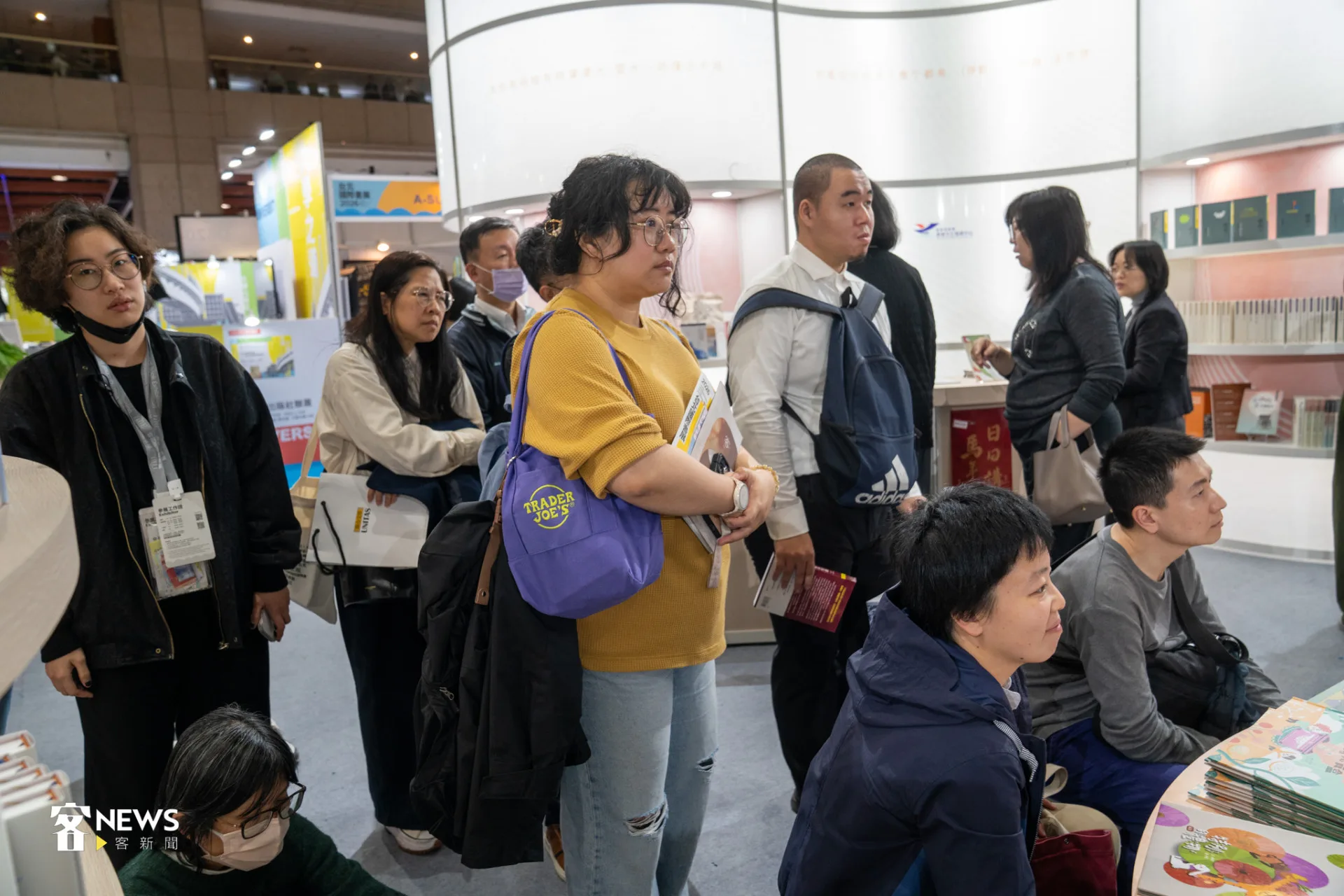 客家館現場座無虛席外，也吸引許多人駐足聆聽。李宥妍攝