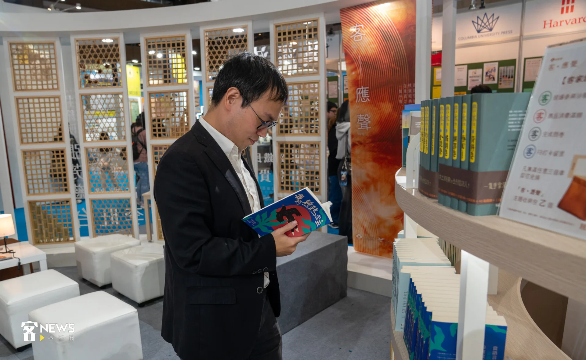 作家朱宥勳翻閱甘耀明以海陸腔客語寫成的《我的鴉鵲公主》。李宥妍攝