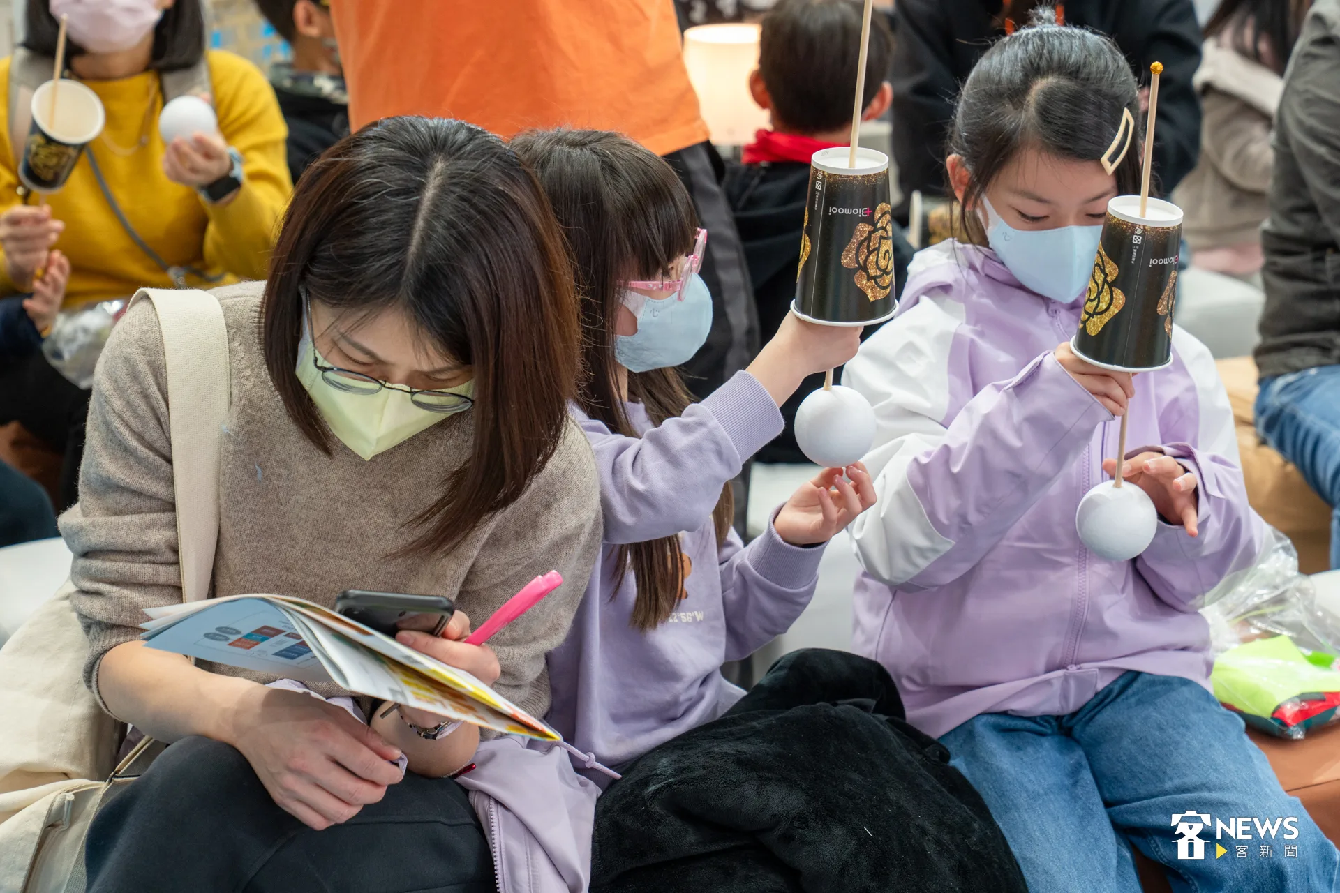 帶著兩個女兒參加客家館活動的陳媽媽，受到手作活動吸引。洪藝晅攝