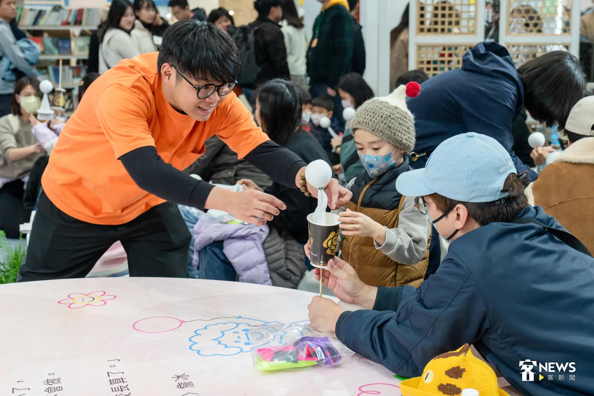 除了導讀客籍繪本，還結合親子手偶 DIY，打造沉浸式閱讀體驗。洪藝晅攝