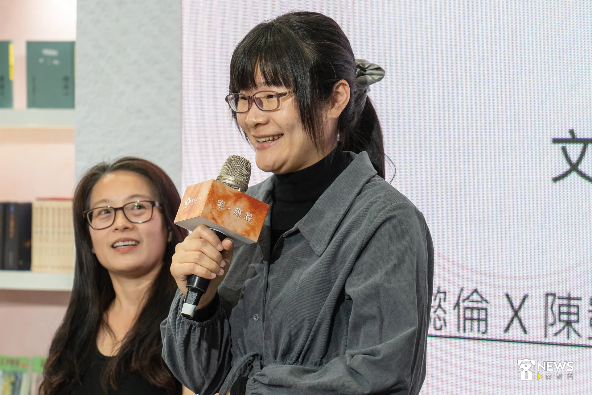 陳凱琳今天在書展客家館分享首次參加後生文學獎的心路歷程。洪藝晅攝