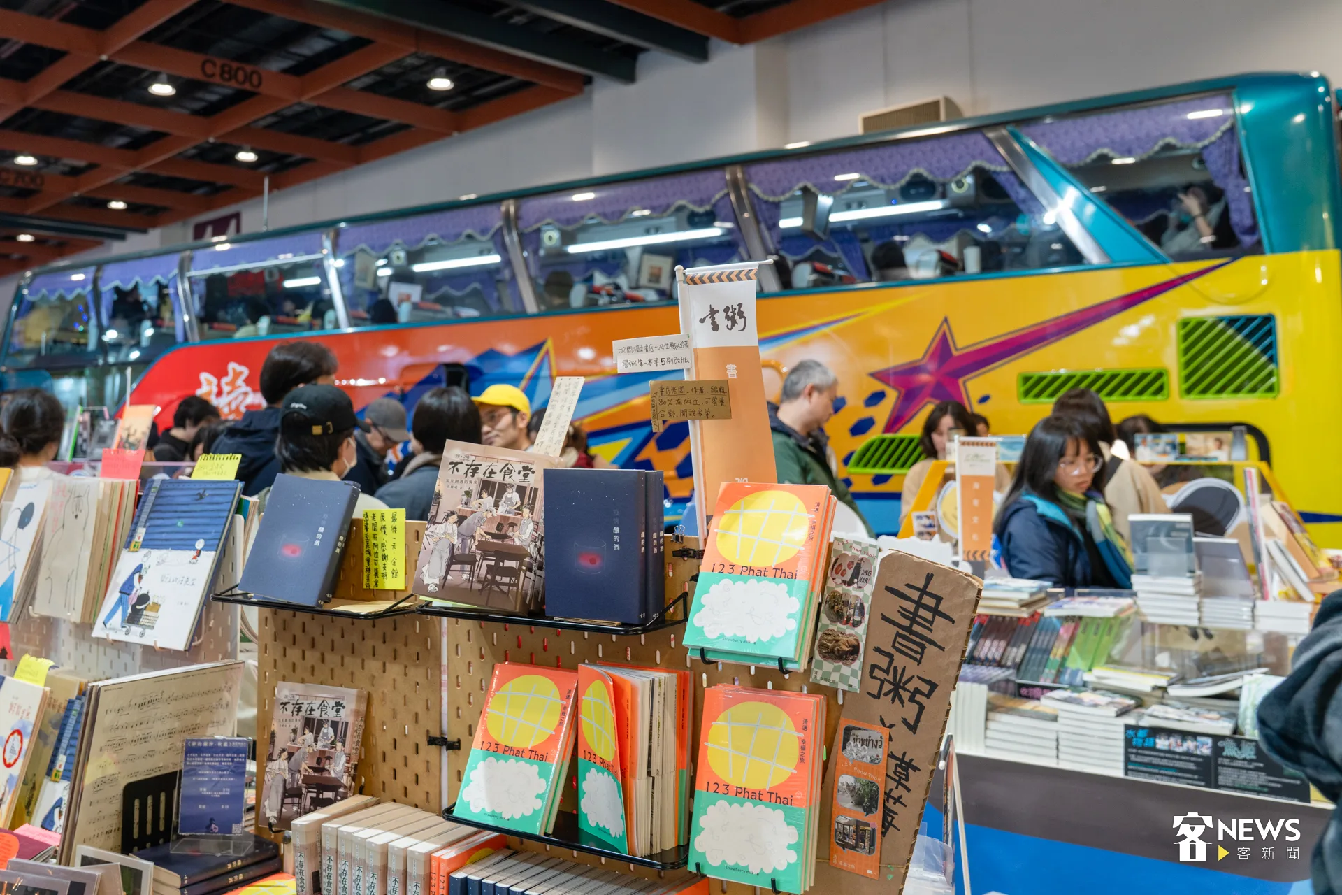 「讀字公民書區」直接把遊覽車開進書展。洪藝晅攝