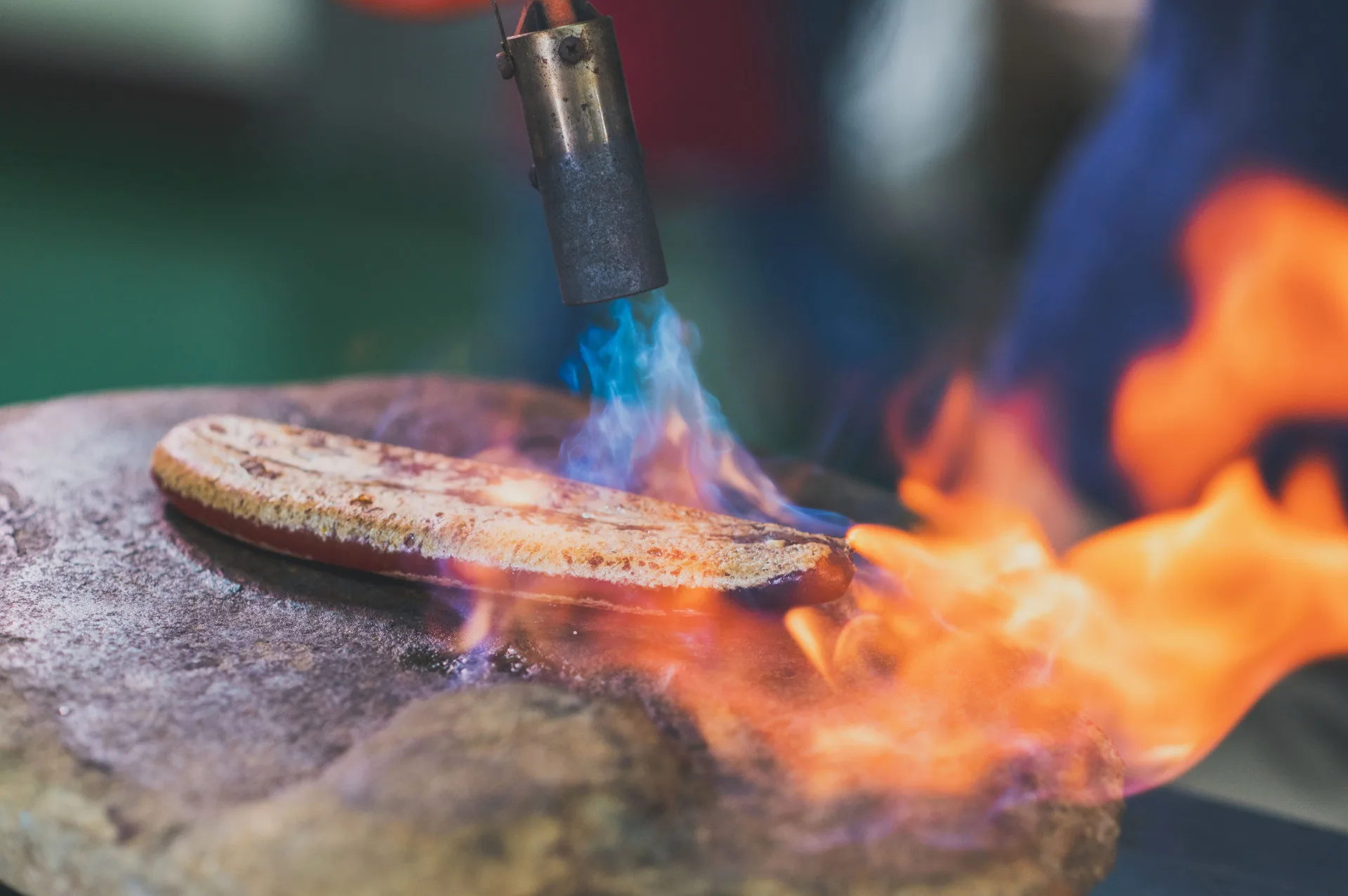 許志豪說,他家的烏魚子只要輕微炙燒表面,內裡有輕微的溏心感,是最佳口感。許志豪提供