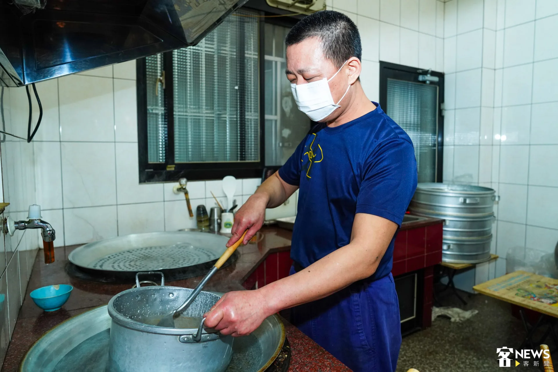 米漿在蒸前須先稍微加熱、攪拌至濃稠狀，才能入鍋。朱愷元攝