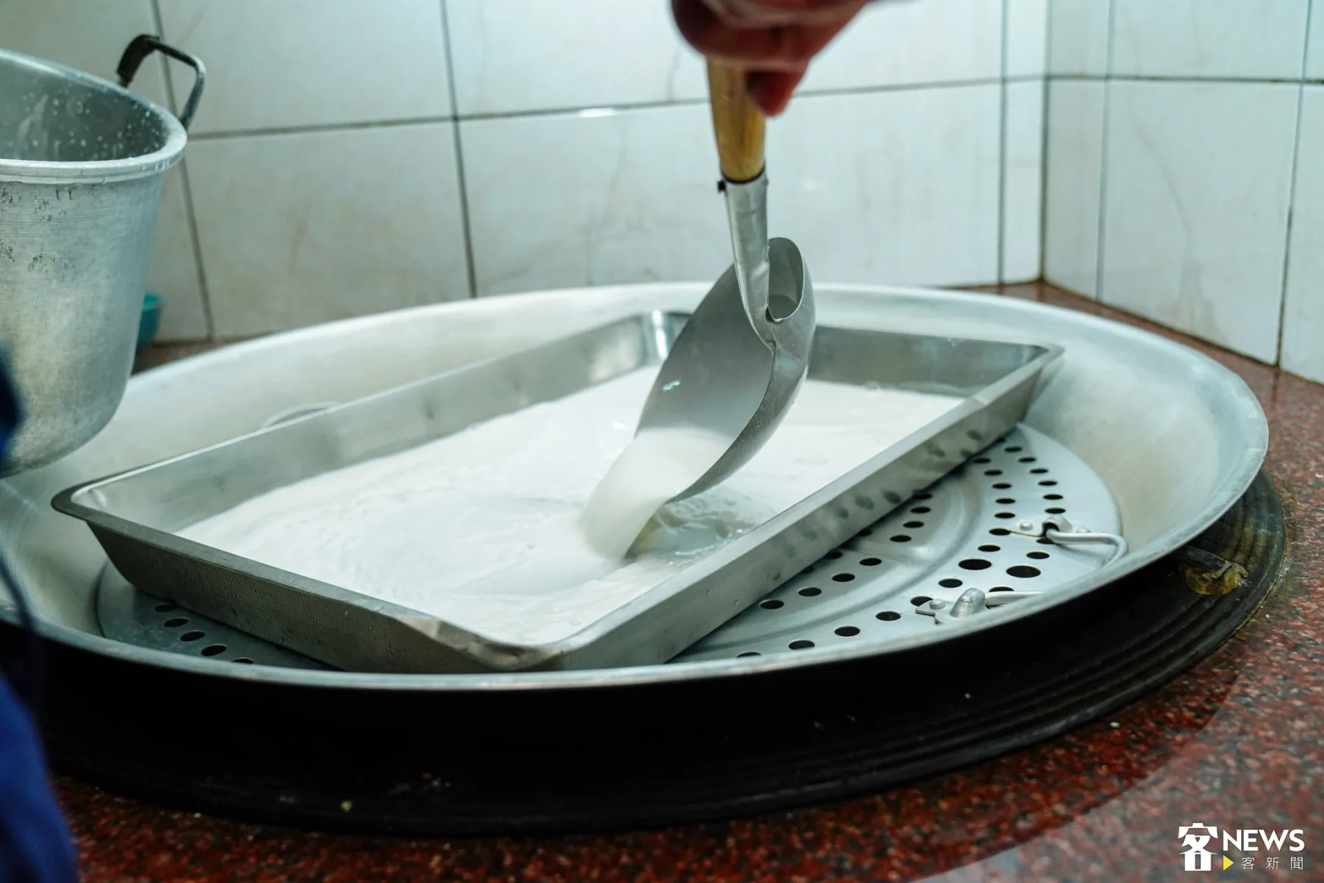 白米漿倒入模具蒸煮。朱愷元攝