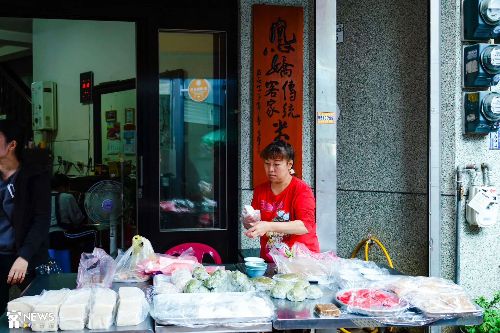 新埔「鳳嬌米食」攤位上擺滿了各種客家米食，來晚了就買不到。朱愷元攝