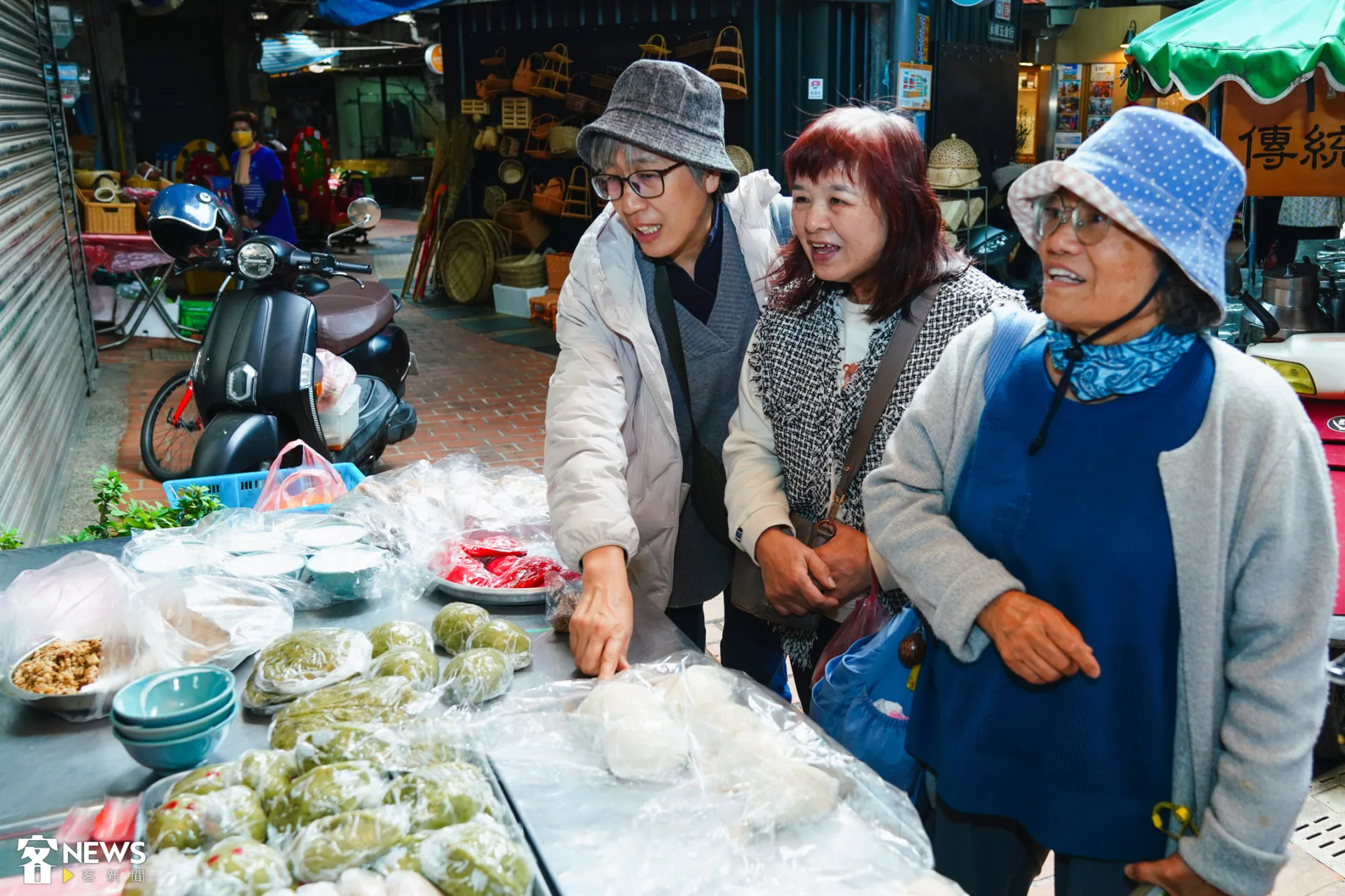 余老師（右一）與兩位學生一同造訪鳳嬌米食，希望找尋童年的味緒。朱愷元攝