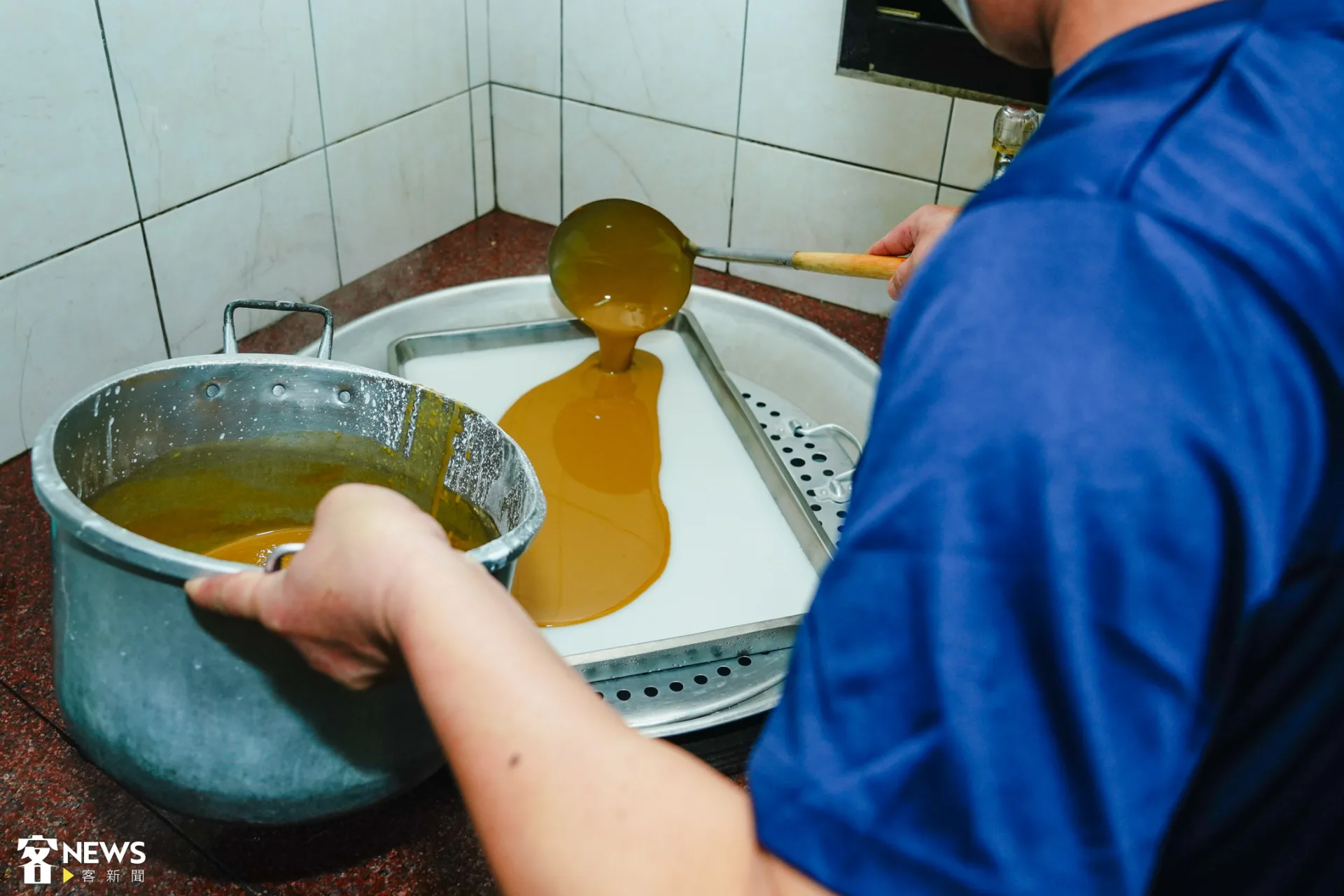 抓準時機倒入黑糖米漿。朱愷元攝