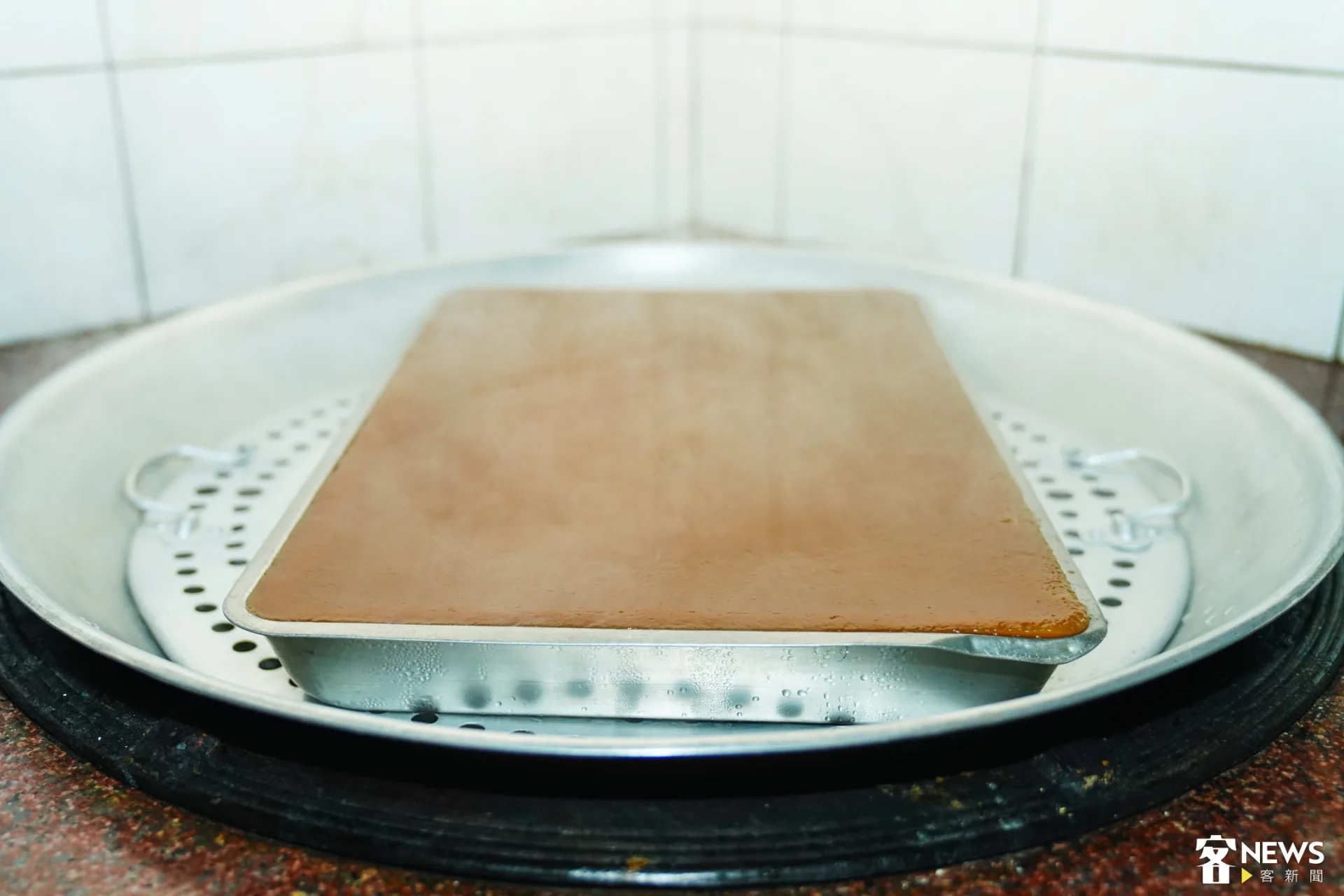 蒸好的九層粄表面光滑可口，不過要放一整天才能吃。朱愷元攝