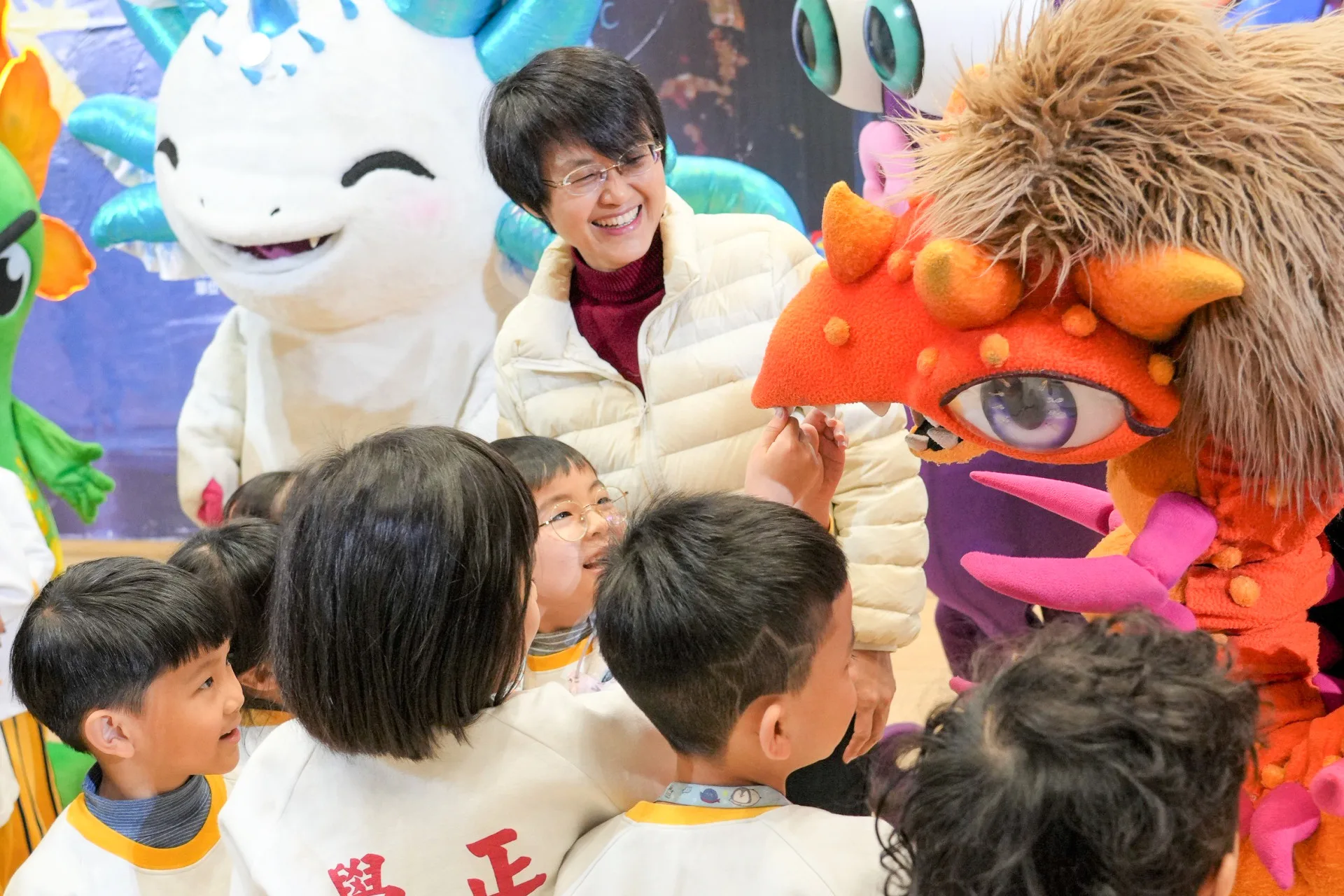 古秀妃、《燈怪》人偶與學正幼兒園的小朋友們互動。客家委員會提供