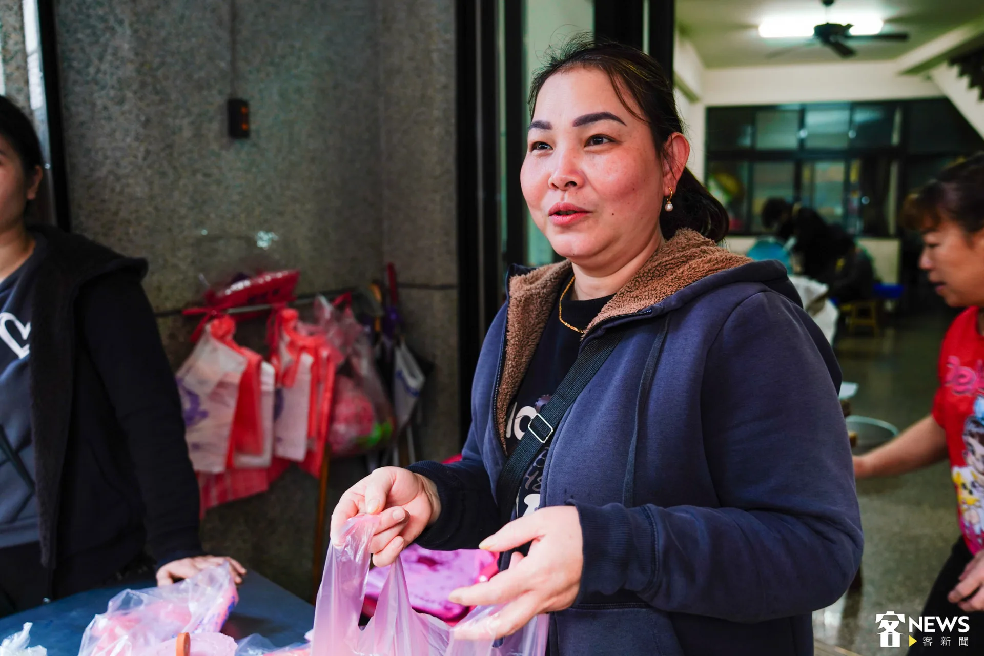來自越南的陳老闆，也在鳳嬌米食旁販售越南美食。朱凱元攝