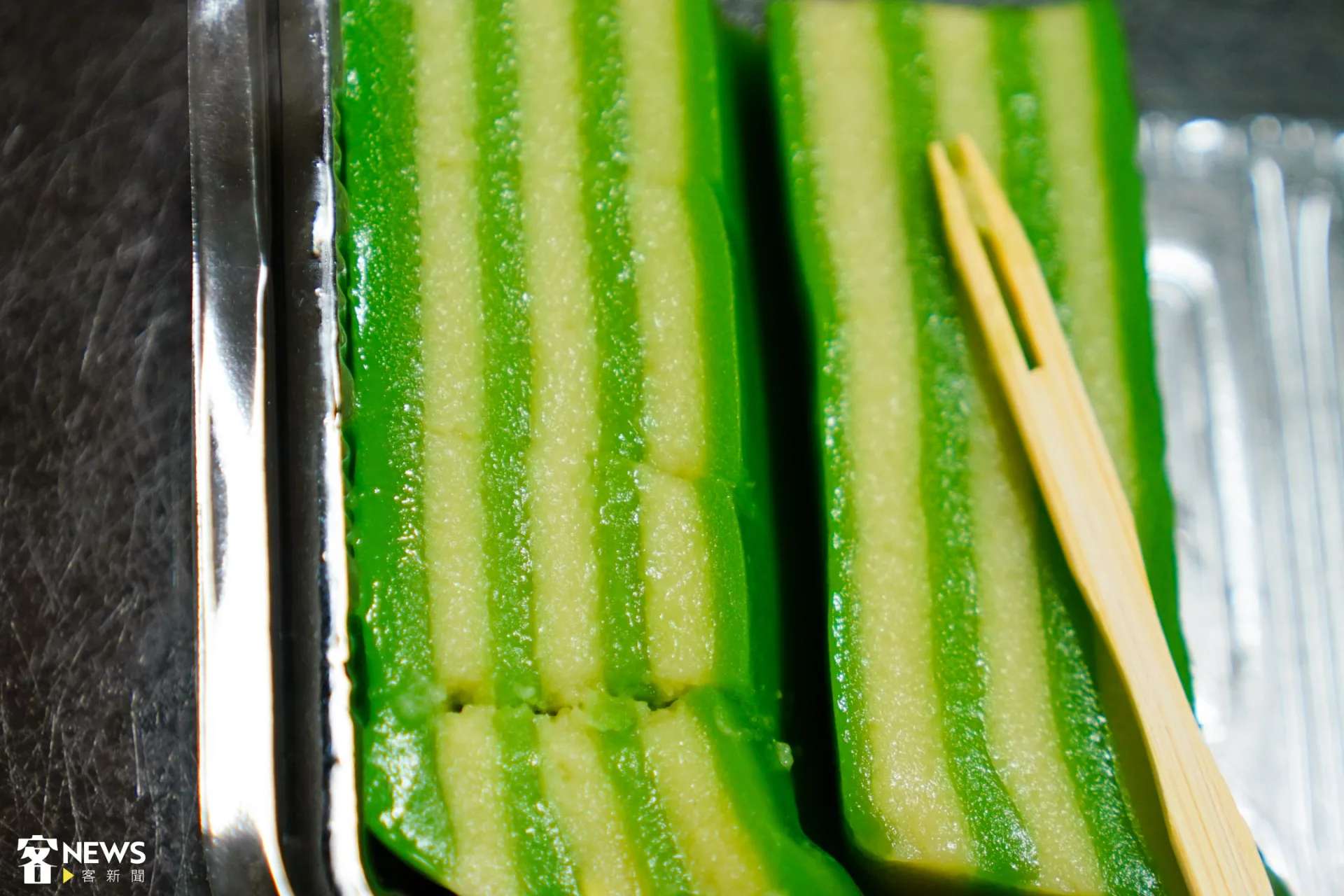 綠白相間的娘惹糕，與九層粄形成強烈對比。朱愷元攝