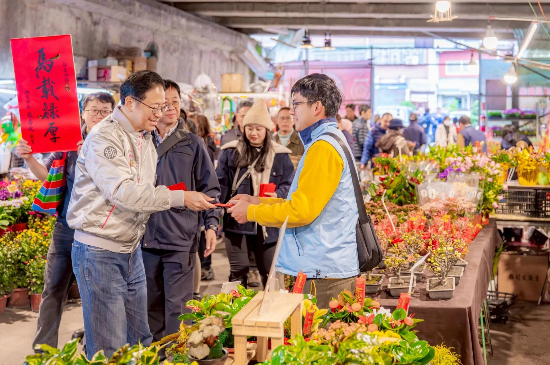 桃園市長張善政發放新春福袋予民眾。桃園市政府提供