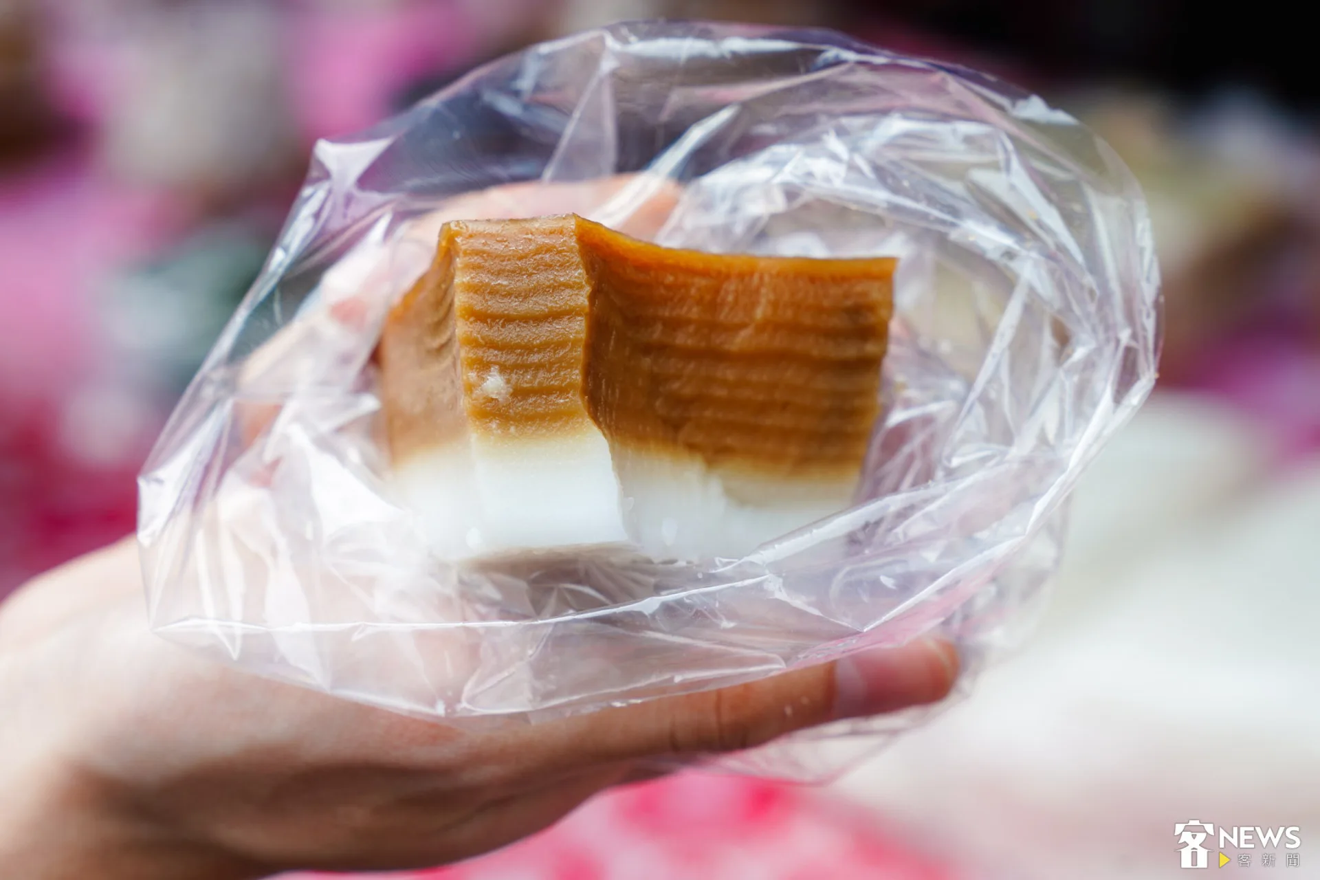 早年的九層粄上下黑白分明，如今更為少見。圖為北埔彭家粄糕販售的九層粄。朱愷元攝