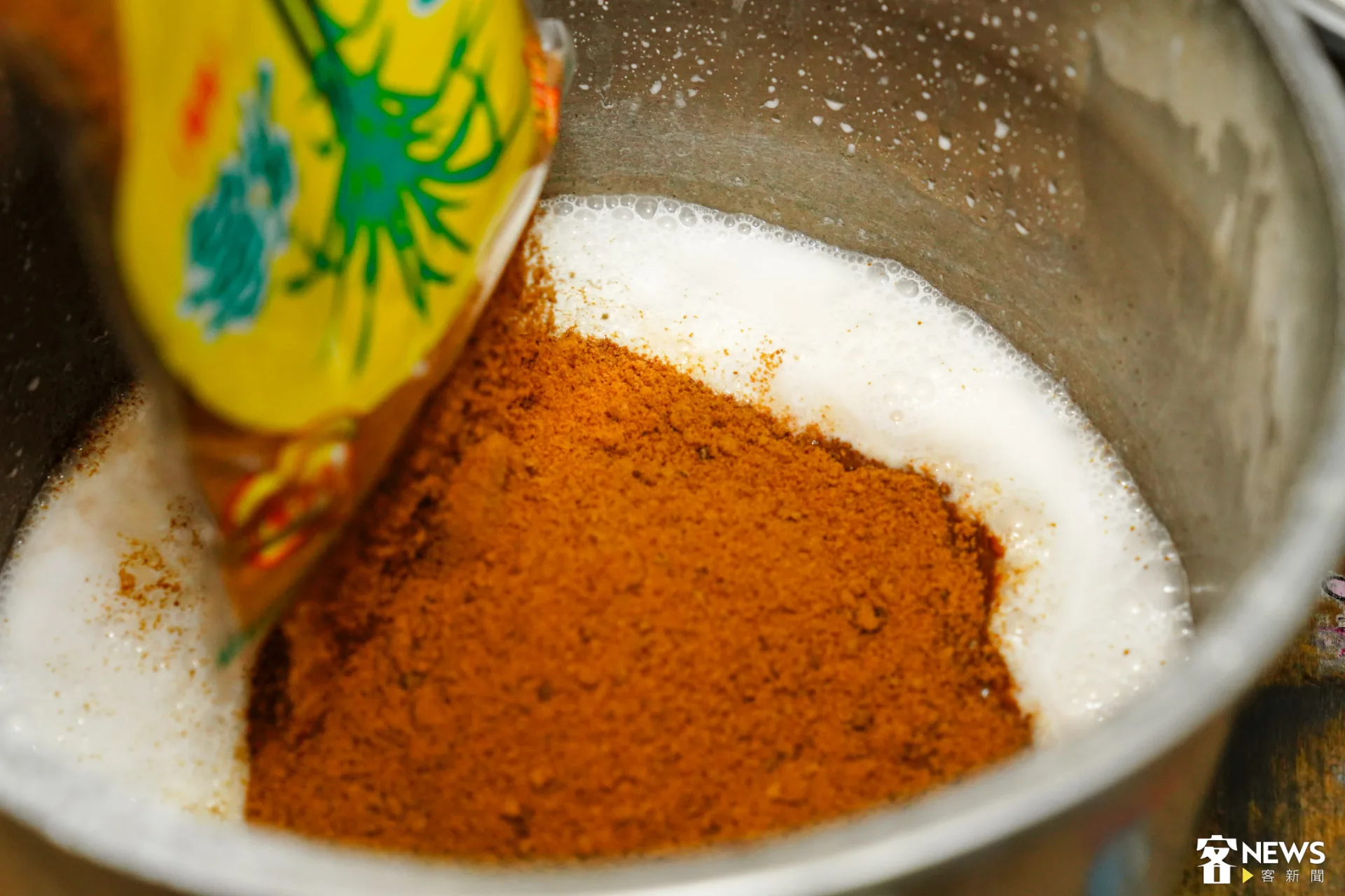 磨好的在來米漿加入整包黑糖，散發出淡淡黑糖香氣。朱愷元攝