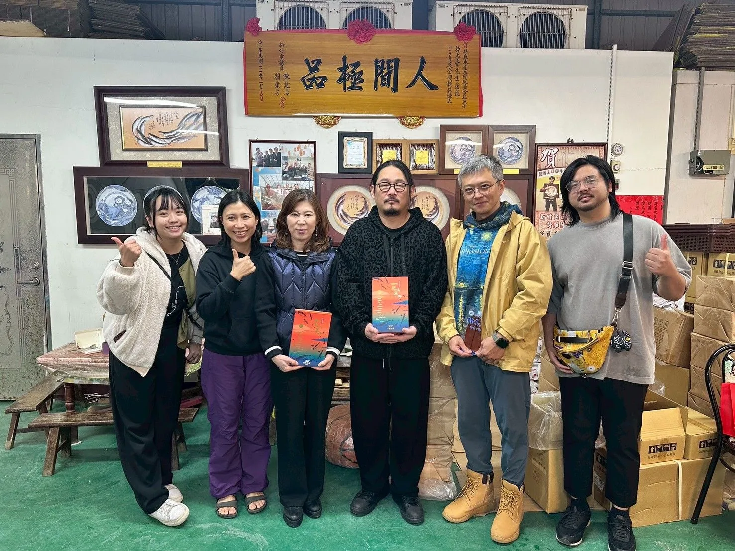 韓國黑白大廚之一的金度潤(右三),今年元旦當天赴竹魚水產選購烏魚子。翻攝竹魚水產FB