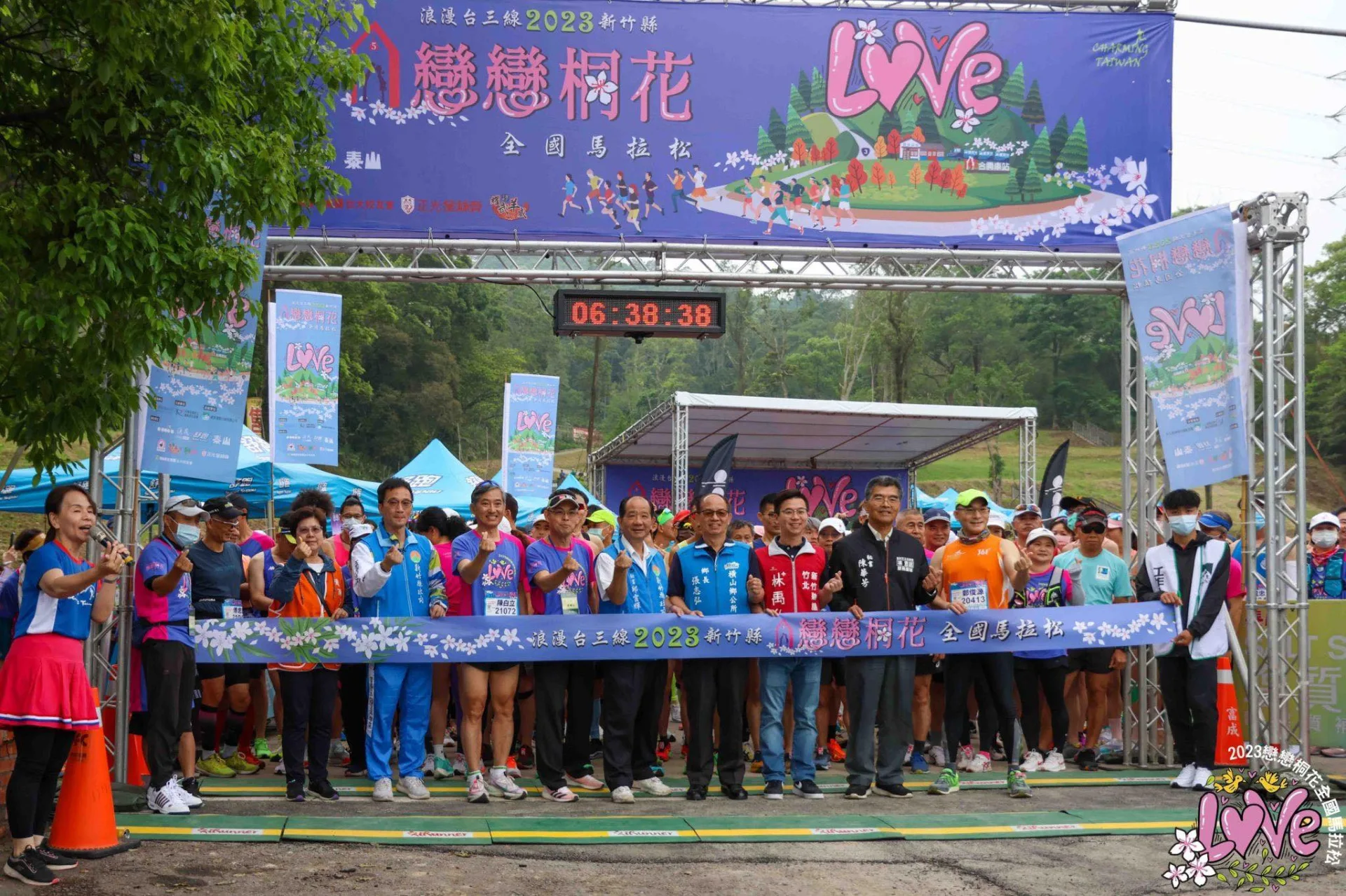 每年四、五月桐花盛開時，是新竹最美的季節，在桐花森林路跑、浪漫揮汗，是很多馬拉松跑者的口袋名單。翻攝自Charming Taiwan 臉書