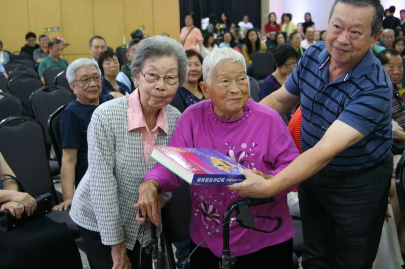 巴西僑界7日於聖保羅舉辦慶祝「客家移民在巴西」新書發行感恩茶會，「有獎贈書」環節中，當日壽星、高齡91歲的阿嬤陳葉鳳香（前排中）喜獲贈書。中央社