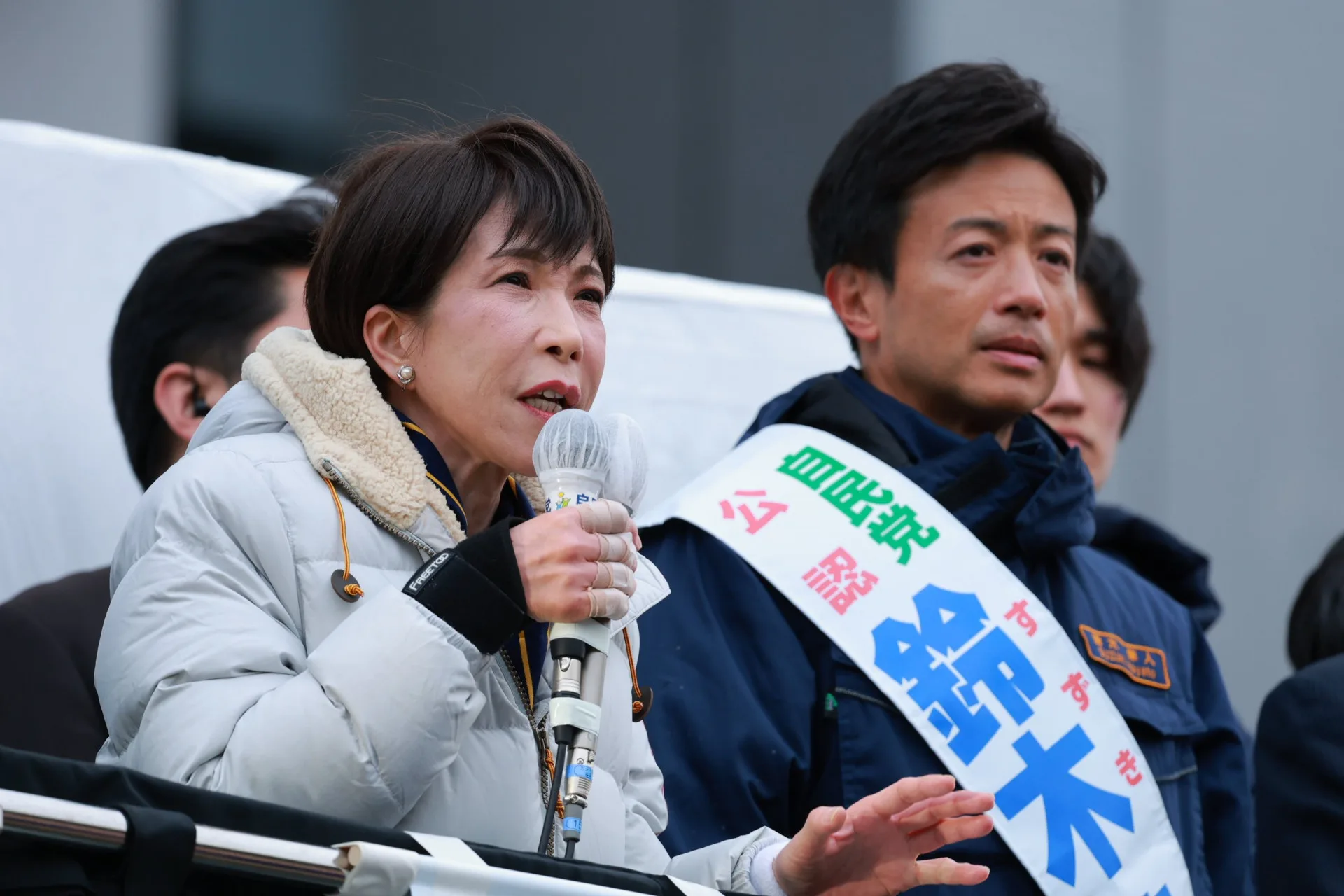 高市早苗領導的自民黨獲得壓倒性勝利，圖為高市為自民黨正式候選人鈴木隼人助選。圖片來源：高市早苗X