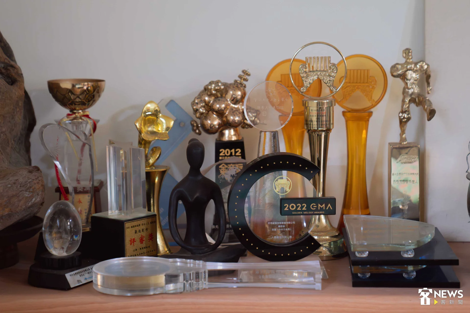 羅思容工作室中的一角，擺滿了各界對他音樂的肯定。范修語攝