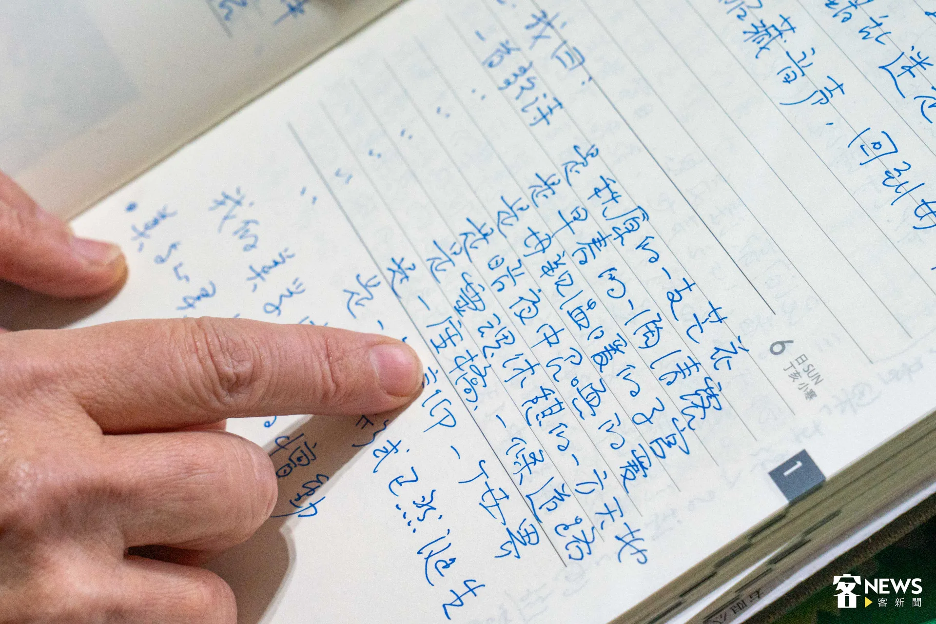 羅思容將自己所見所聞與反思寫下，成為自己的養分。范修語攝