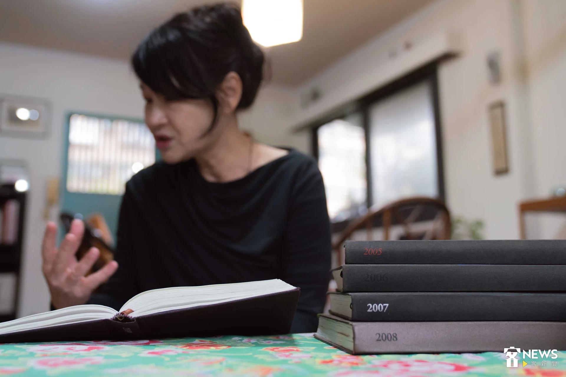 羅思容從自己過去二、三十年所書寫的雜記中，挑選50首現代詩，出版詩集《月光歸路》。范修語攝