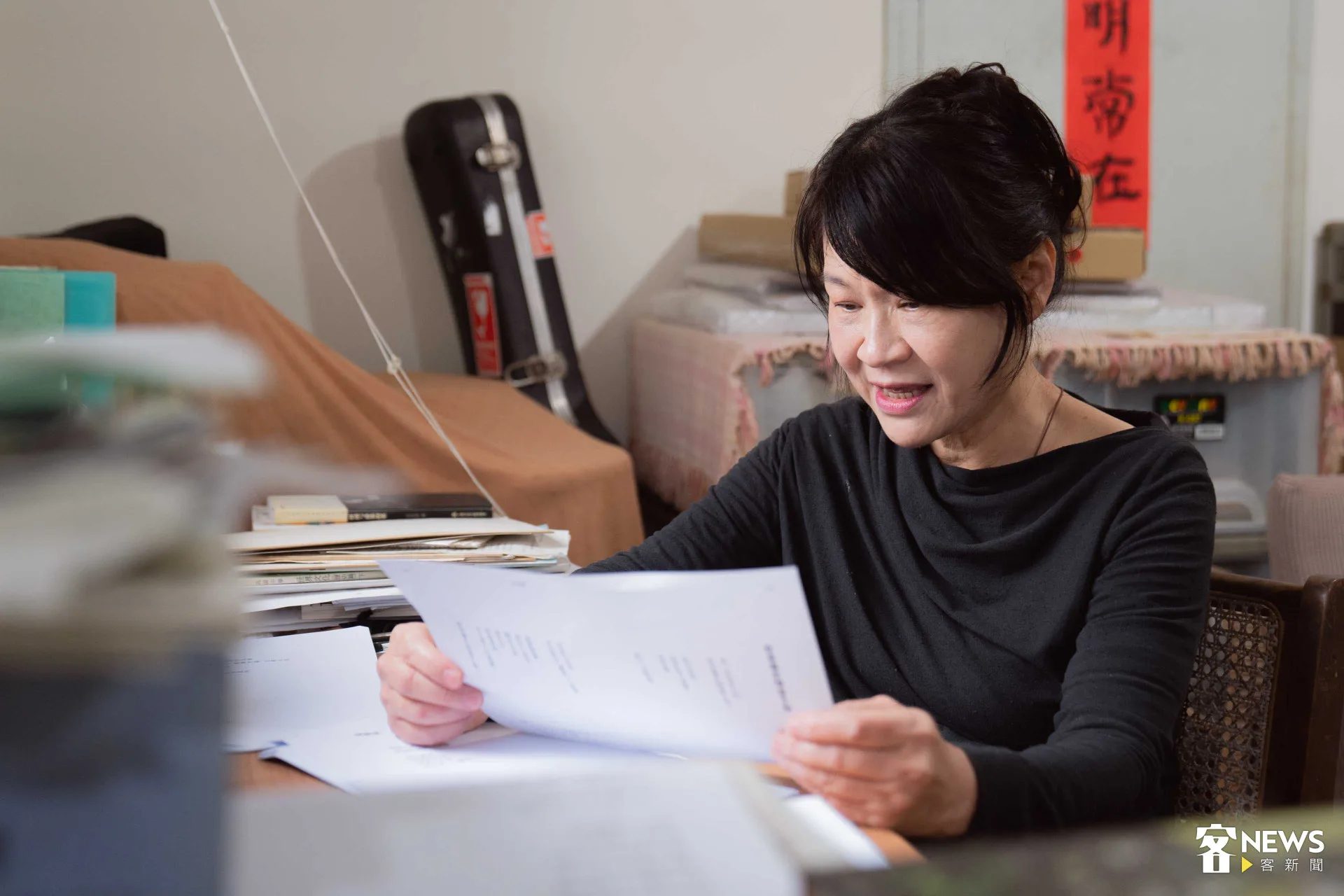 羅思容出版《月光歸路》，注重音韻的他，堅持花費五個小時親自錄製有聲書。范修語攝