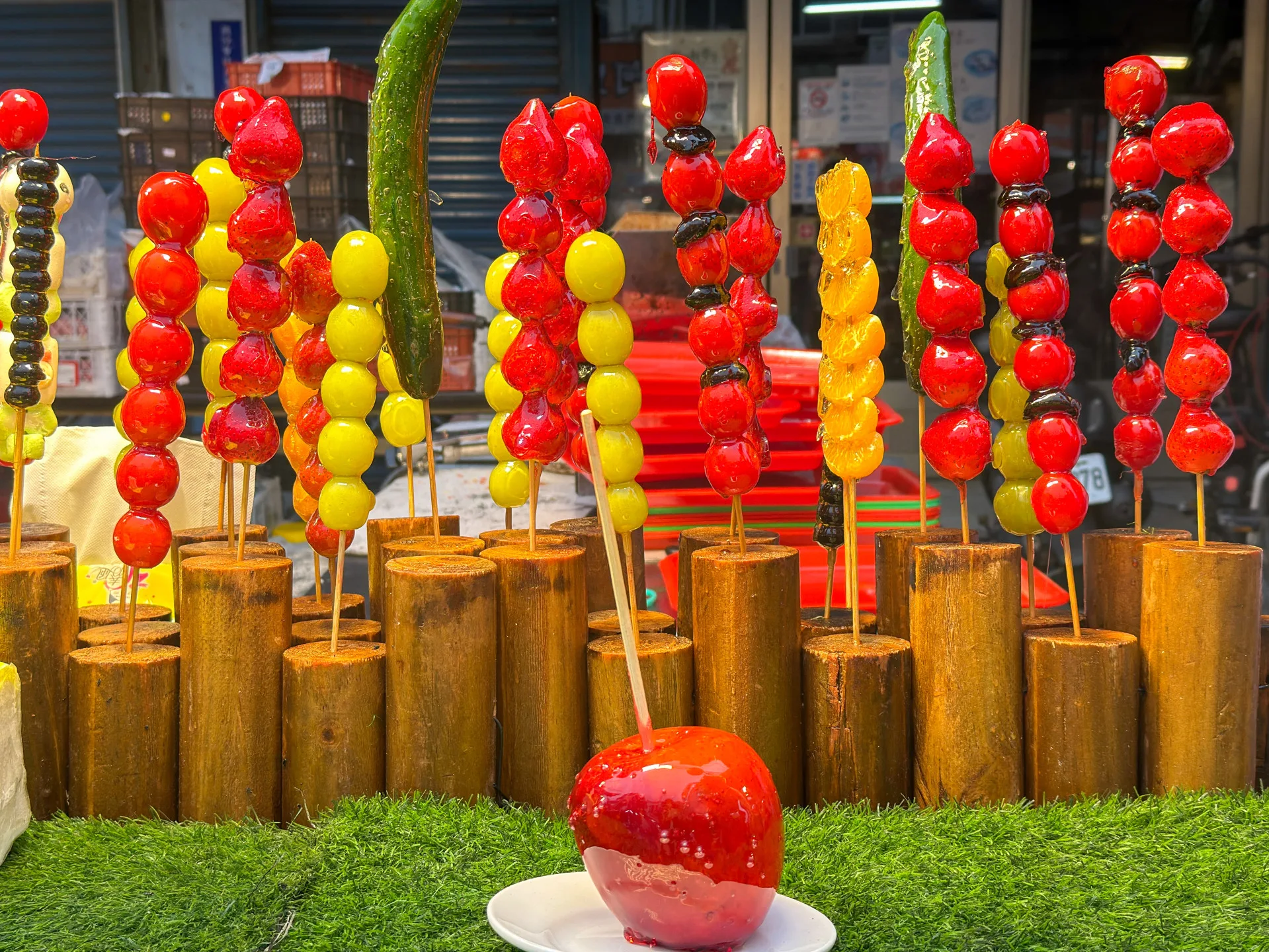 廟會賣的草莓糖葫蘆。蕭秀琴提供