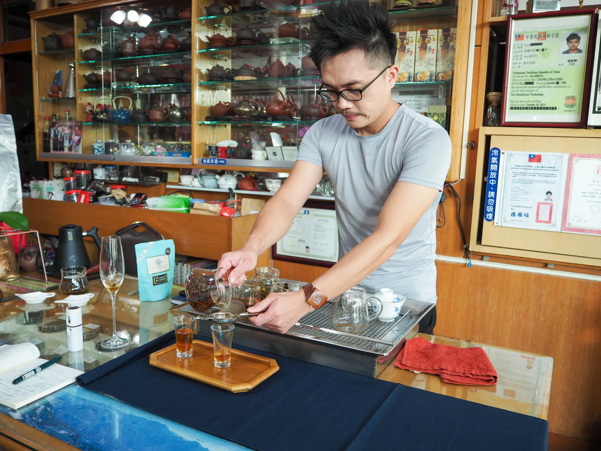 張家齊新時代的泡茶方式，玻璃器具上場。蕭秀琴提供