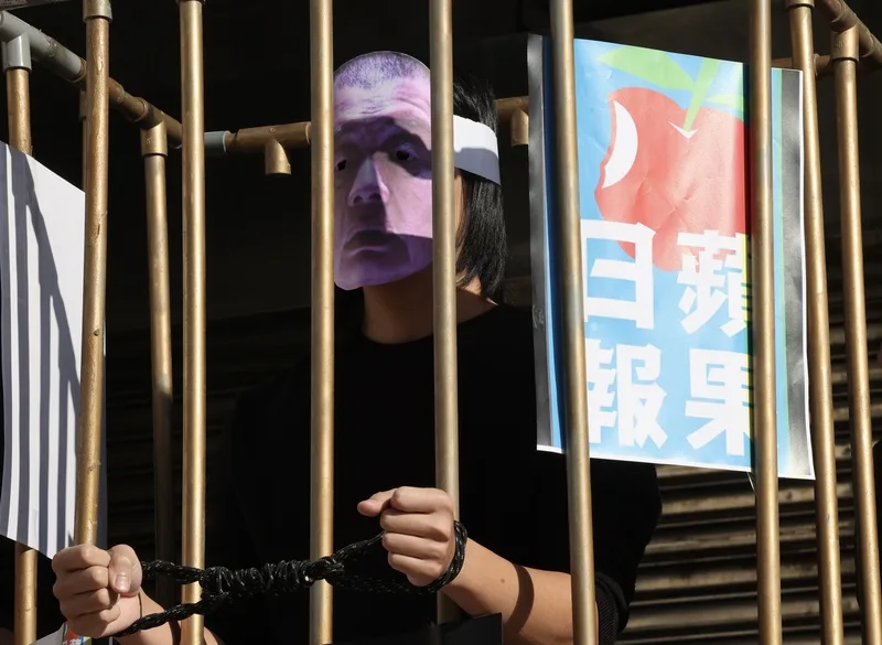 香港壹傳媒創辦人黎智英被控違反香港國安法，遭判20年。在台港人團體10日上午在立法院群賢樓前集結聲援黎智英，以自製牢籠道具上演行動劇，高喊言論自由、新聞自由無罪。中央社