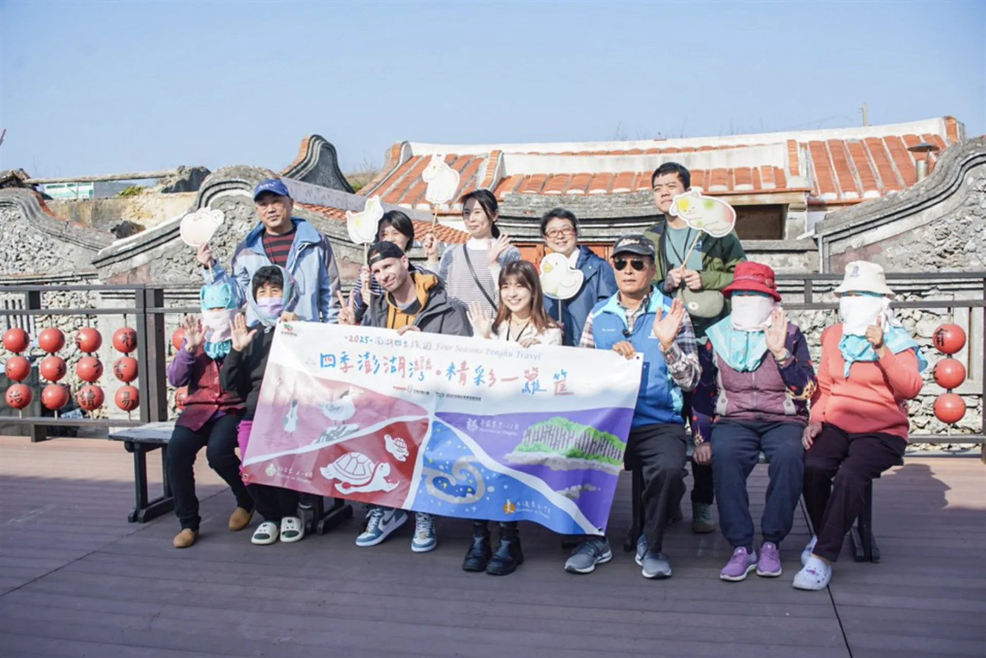 澎管處近年持續推動「職人帶路」的深度旅遊模式，邀請熟悉家鄉故事的在地職人，引領旅客走進澎湖的老聚落，感受時間慢慢流動的節奏。澎湖國家風景區管理處提供