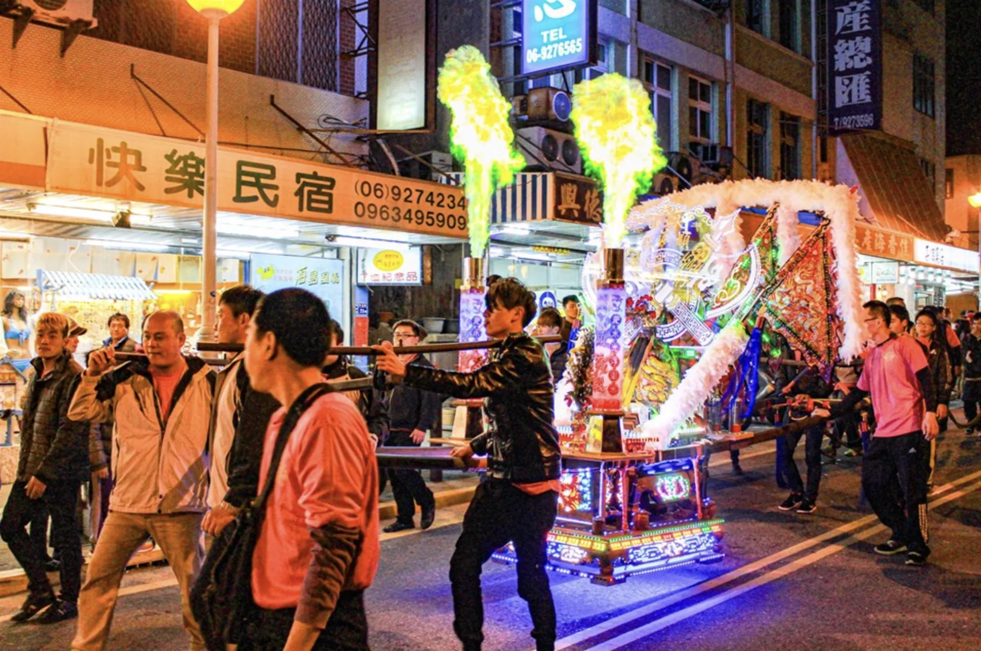 「電音武轎踩街」展現海島居民澎湃的熱情與生命力。澎湖國家風景區管理處提供