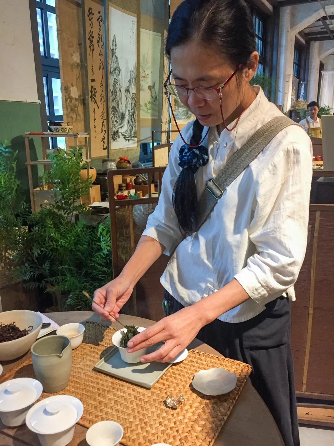 台灣茶師隨時隨地可以上場泡茶，台灣知名茶師趙崑秀。蕭秀琴提供