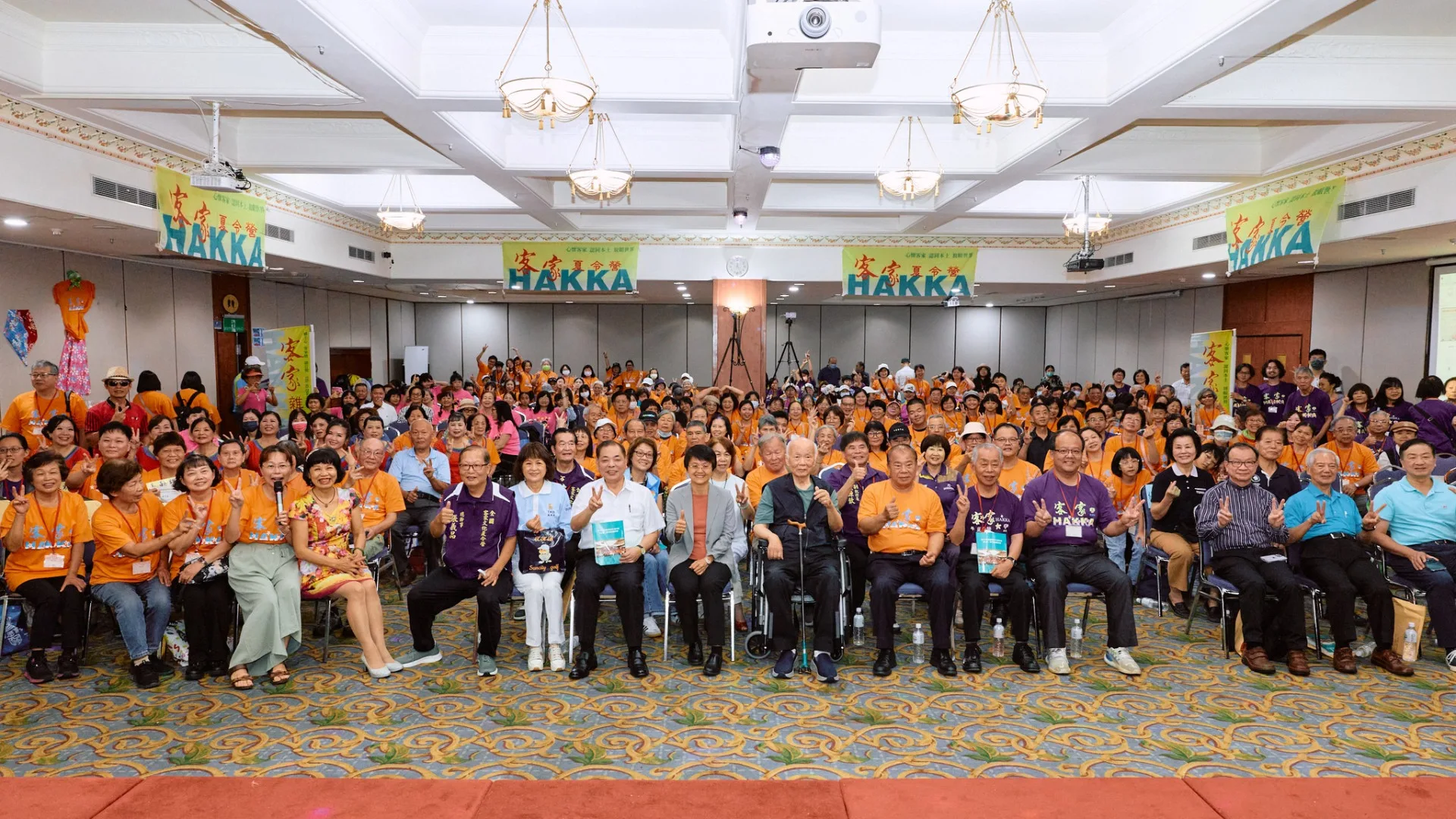 張義品去年籌辦「全國客家文化夏令營」，參與人數近300人，客委會主委古秀妃（中）也到場。客家雜誌提供