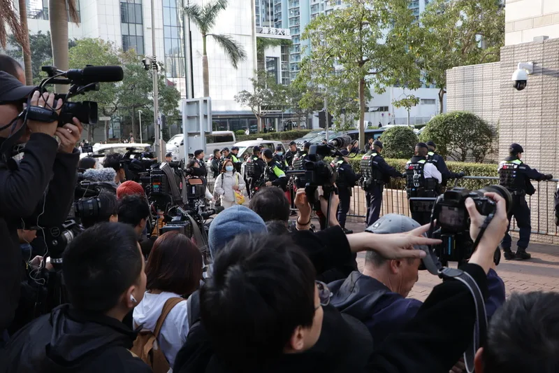 香港壹傳媒集團創辦人黎智英國安法案9日宣判，引來眾多媒體採訪，現場有大批警員戒備並維持秩序。中央社