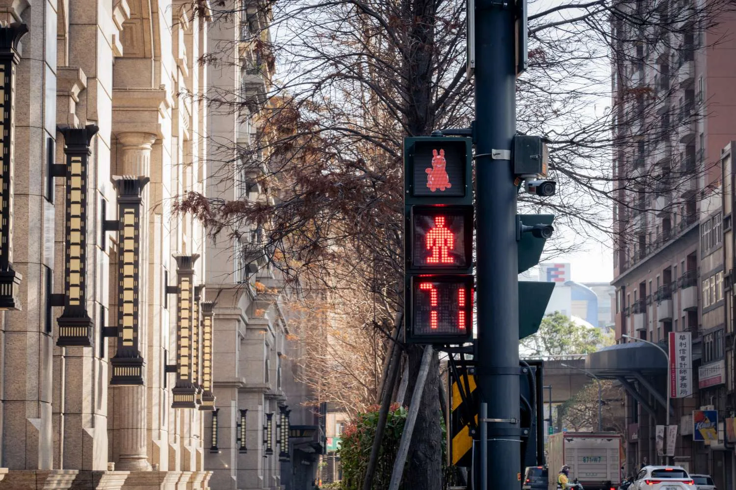 「Rody跳跳馬」現身紅綠燈號誌，用創意守護行人安全。市府提供