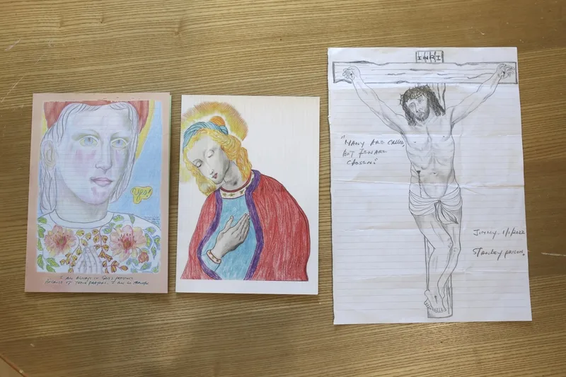 黎智英於獄中寄給陳健民的聖誕卡及自己繪畫的耶穌釘十字架像。中央社