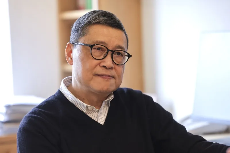 占中三子之一的中研院學者陳健民2013年開始認識黎智英，在港期間曾到監獄探視黎智英。對於黎智英被判囚20年，陳健民表示，感到難過及憤怒。中央社