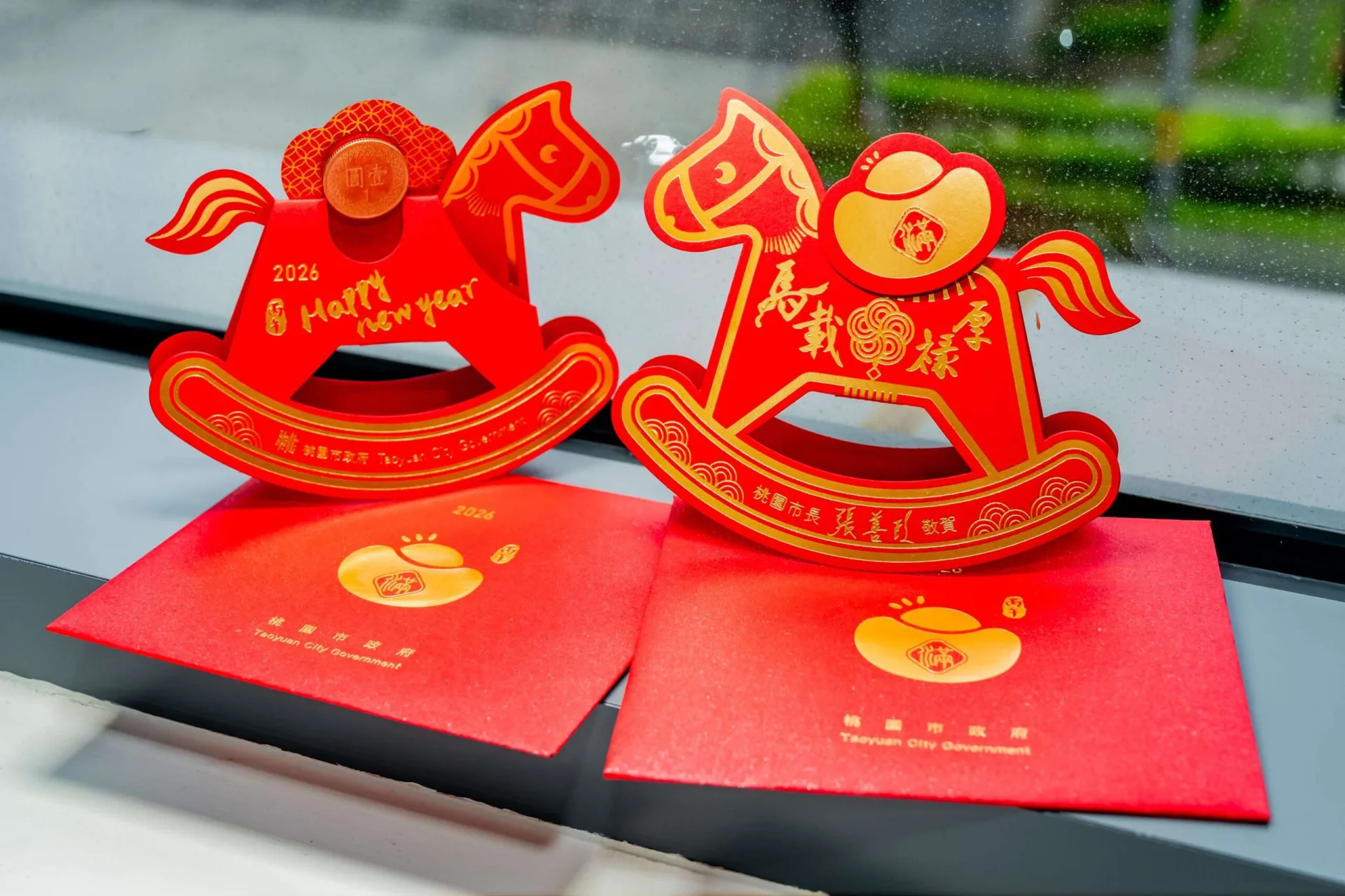 大年初三(2/19)至初六(2/22)期間至桃園客家7大館舍完成指定任務，即可領取限量「元氣搖搖馬福袋」乙個。桃園客家局提供