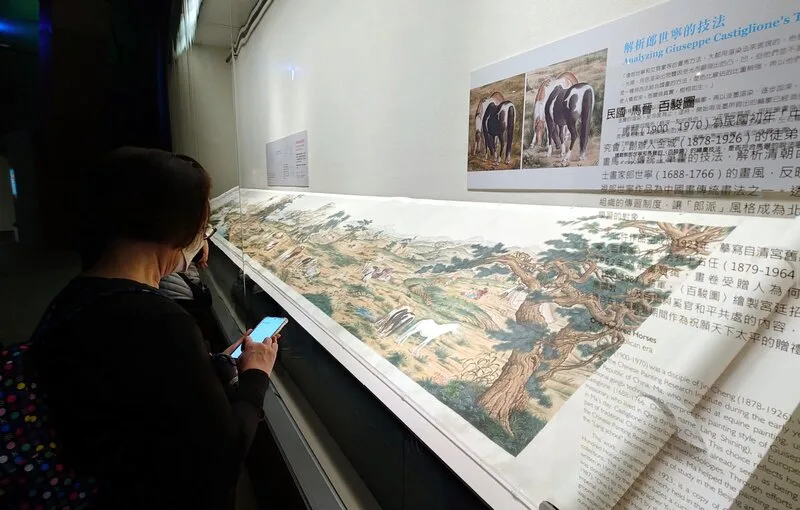 故宮南院以「馬」為開春展覽主題，11日起推出特展「萬馬歡騰－丙午年歷代畫馬精粹」，以不同朝代的13件書畫作品，呈現畫家如何在平面媒材中回應馬匹的立體結構、生態行為與動靜姿態。中央社