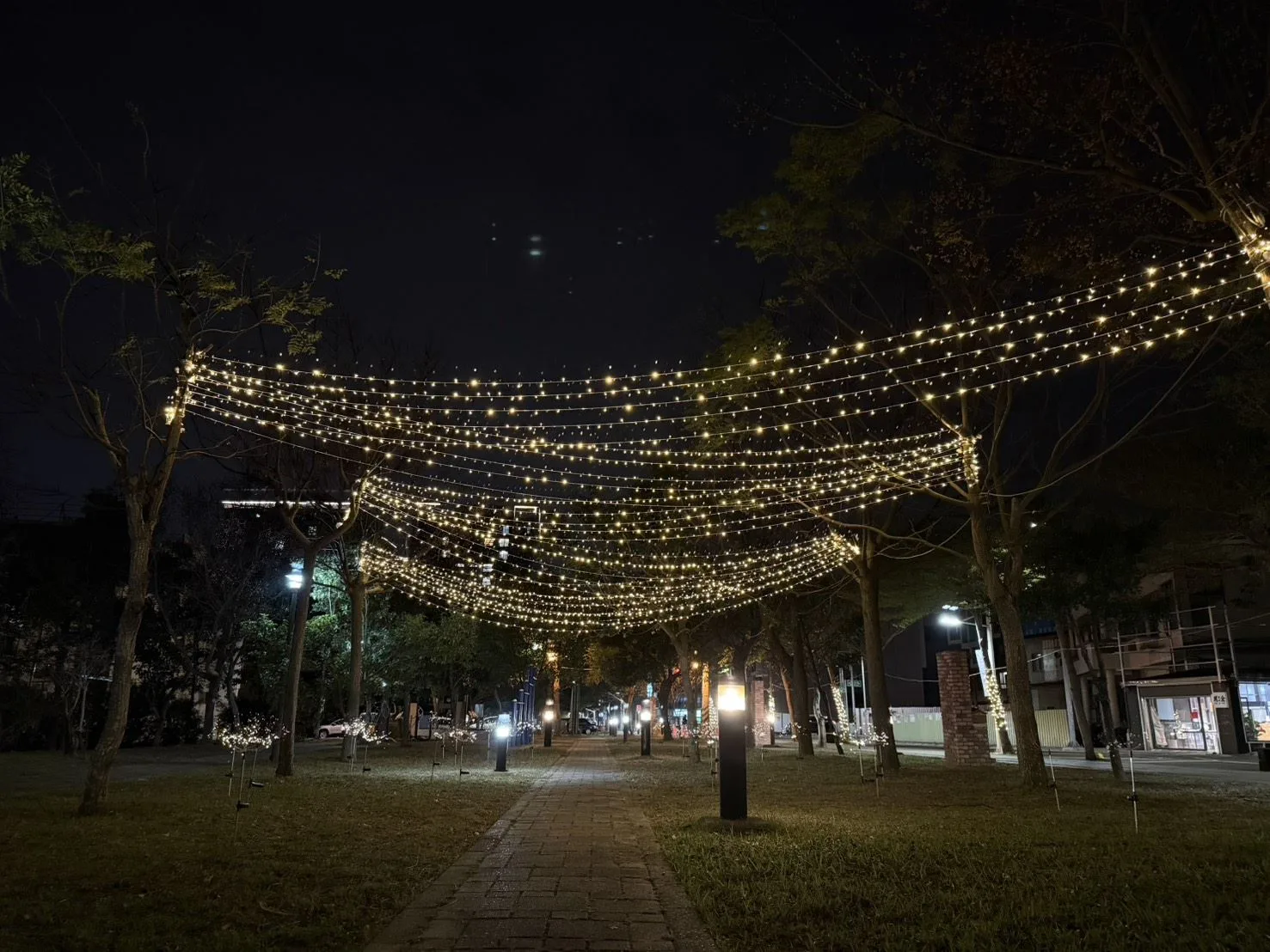 新埔鎮公所周邊、公二公園及活動周邊街道地景藝術與燈飾亮相。新竹縣政府提供