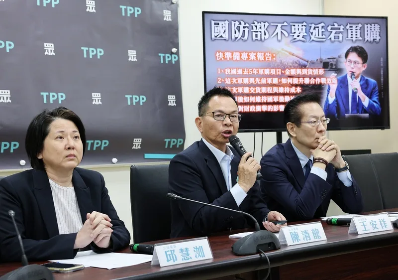 民眾黨立法院黨團11日上午舉行記者會，總召陳清龍（中）表示，為了台灣的國防安全，民眾黨要把軍購條例列為最優先法案，「我們同意院版條例付委，在立法院併案審查」。中央社