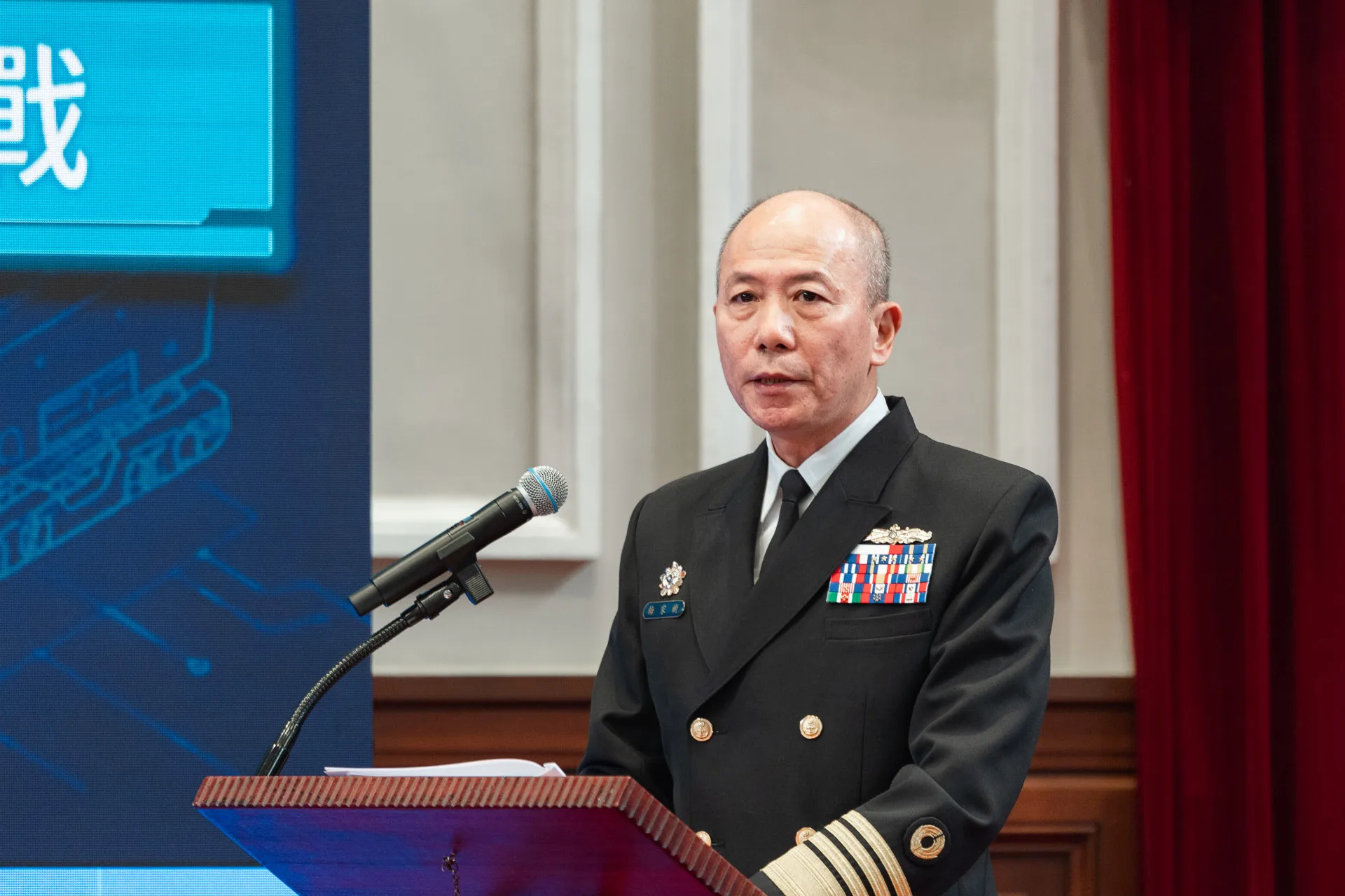 參謀總長梅家樹簡報特別條例內容。總統府提供