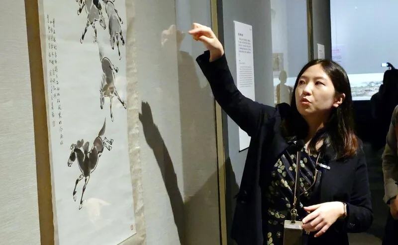 故宮南院以「馬」作為開春展覽主題，11日起推出特展「萬馬歡騰－丙午年歷代畫馬精粹」，策展人蘇雅芬（圖）講解相關書畫作品。中央社