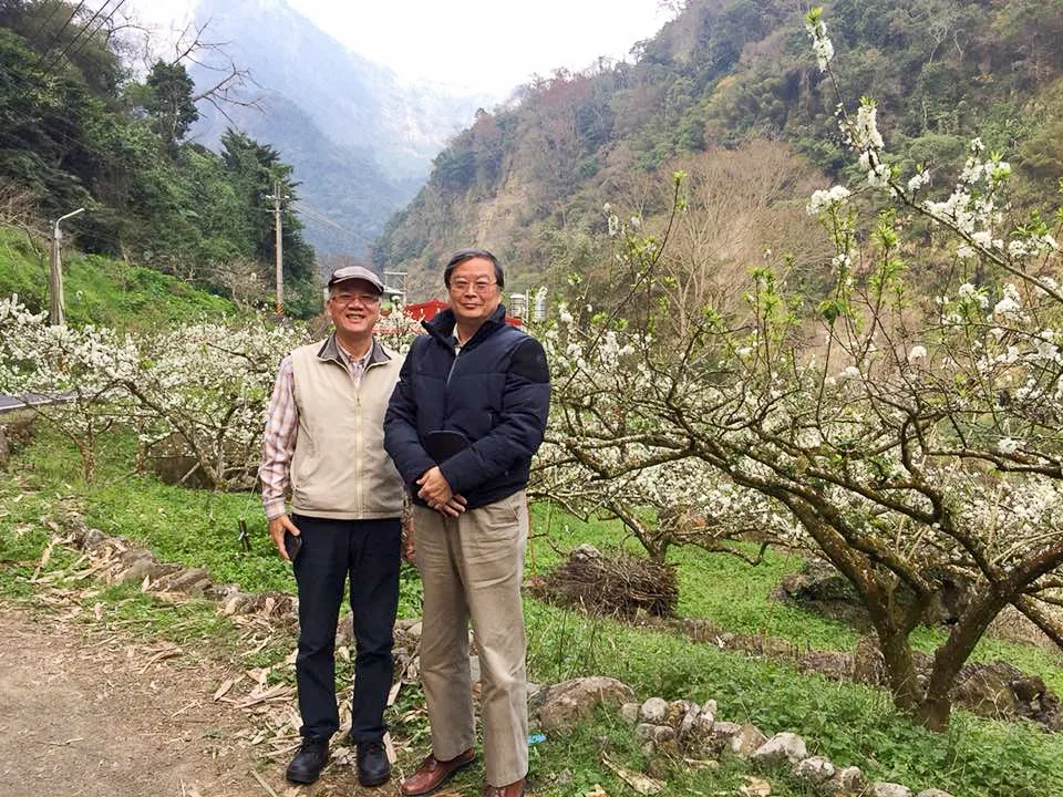 清大生科系教授曾晴賢透露，他1985年在東京舉行的第三屆印太魚類學會議的晚宴時，明仁天皇特別請他們幫忙找溪鱧的小魚苗，希望能研究鰕虎大家族的親緣關係。圖左是曾晴賢教授。曾晴賢提供